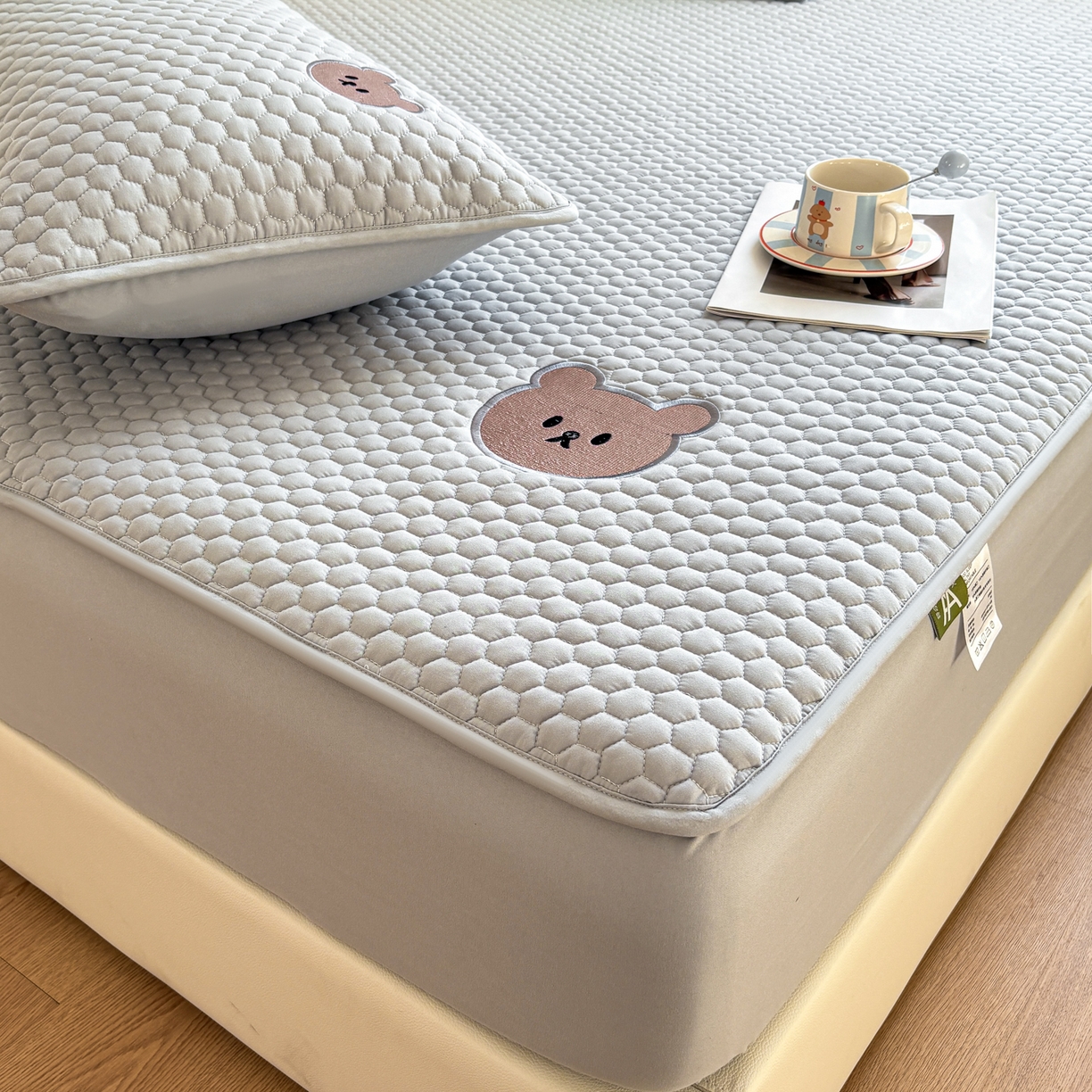 91家纺网 家纺一手货源 找家纺 居眠 2026新款熊熊夹棉床笠 熊熊-灰色