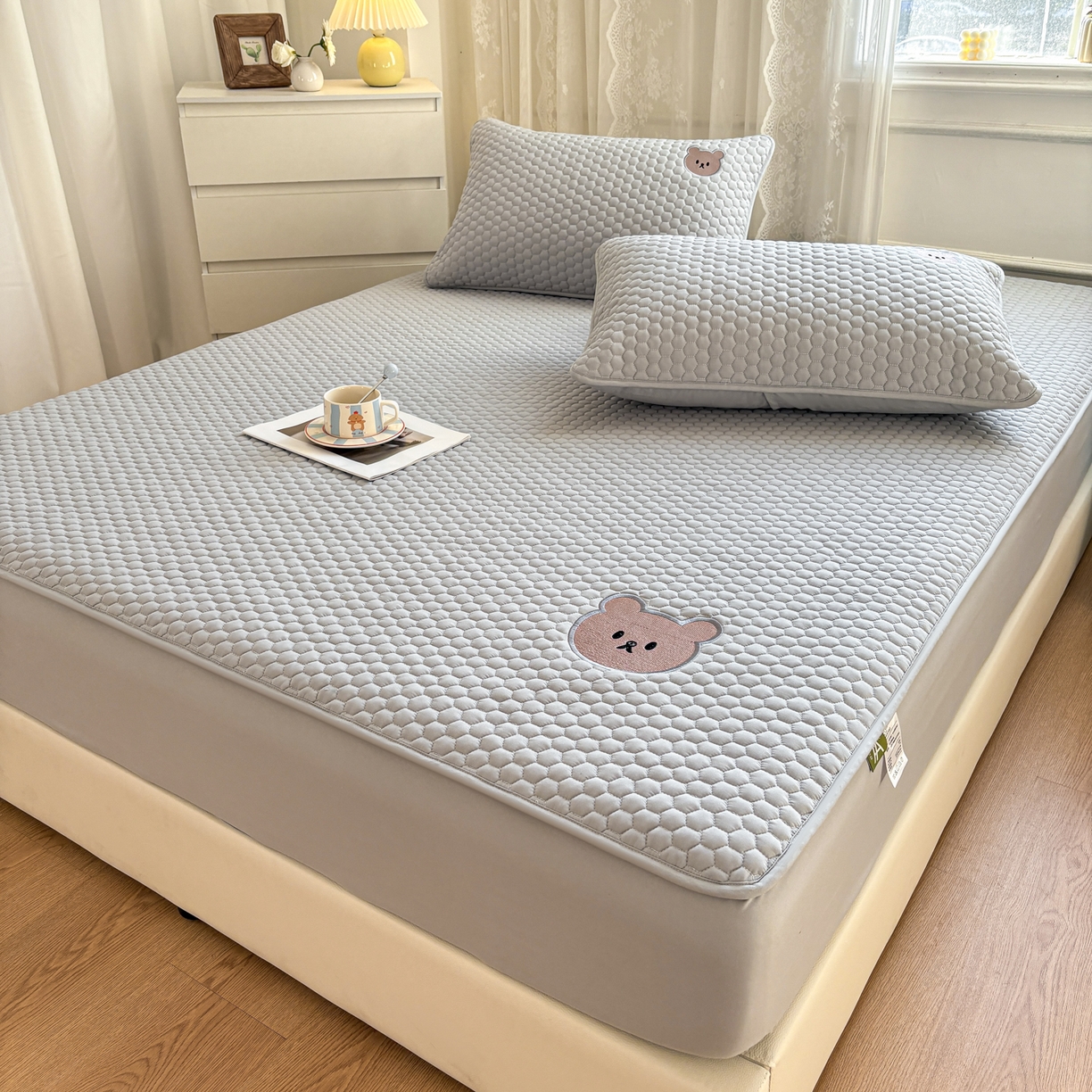 91家纺网 家纺一手货源 找家纺 居眠 2026新款熊熊夹棉床笠 熊熊-灰色