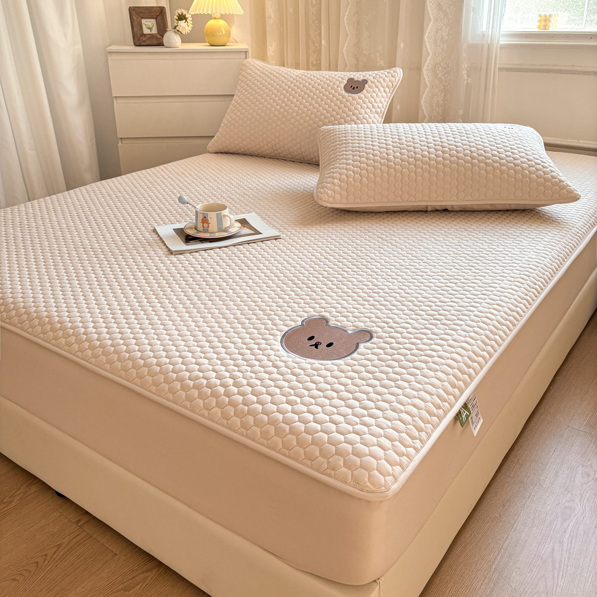 91家纺网 家纺一手货源 找家纺 居眠 2026新款熊熊夹棉床笠 熊熊-咖色