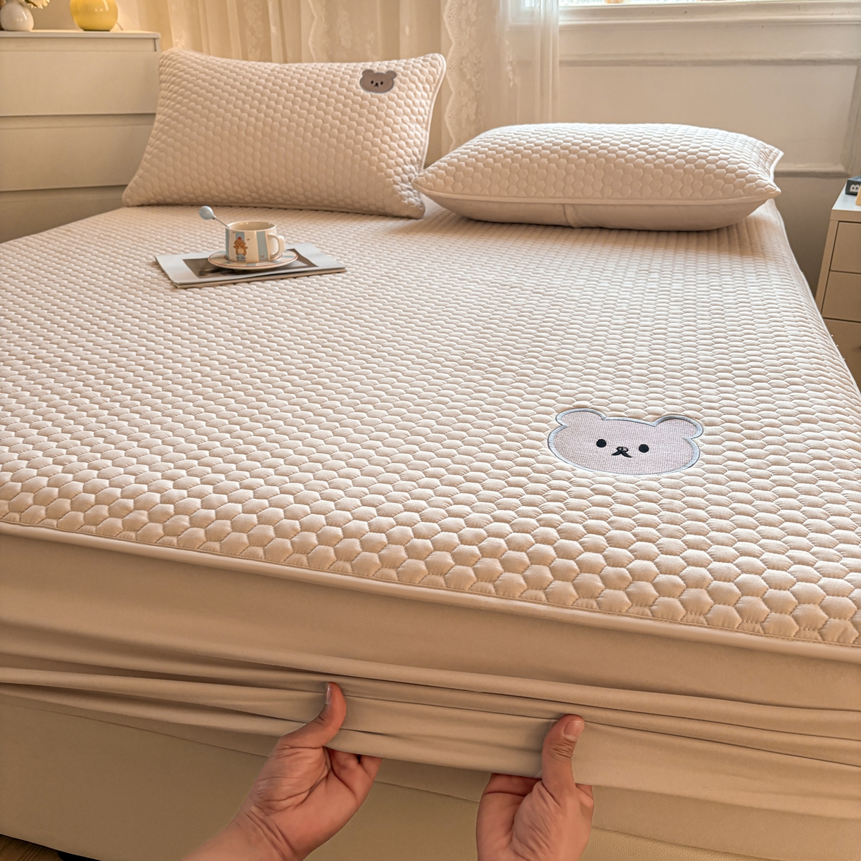 91家纺网 家纺一手货源 找家纺 居眠 2026新款熊熊夹棉床笠 熊熊-咖色