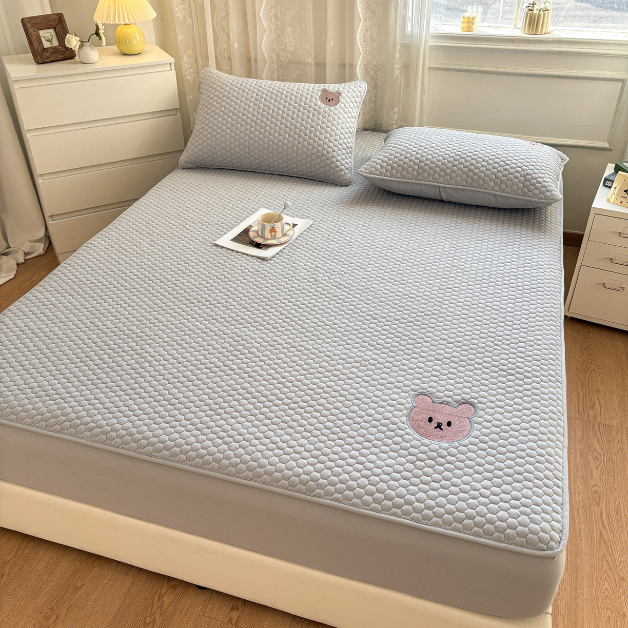 91家纺网 家纺一手货源 找家纺 居眠 2026新款熊熊夹棉床笠 熊熊-灰色