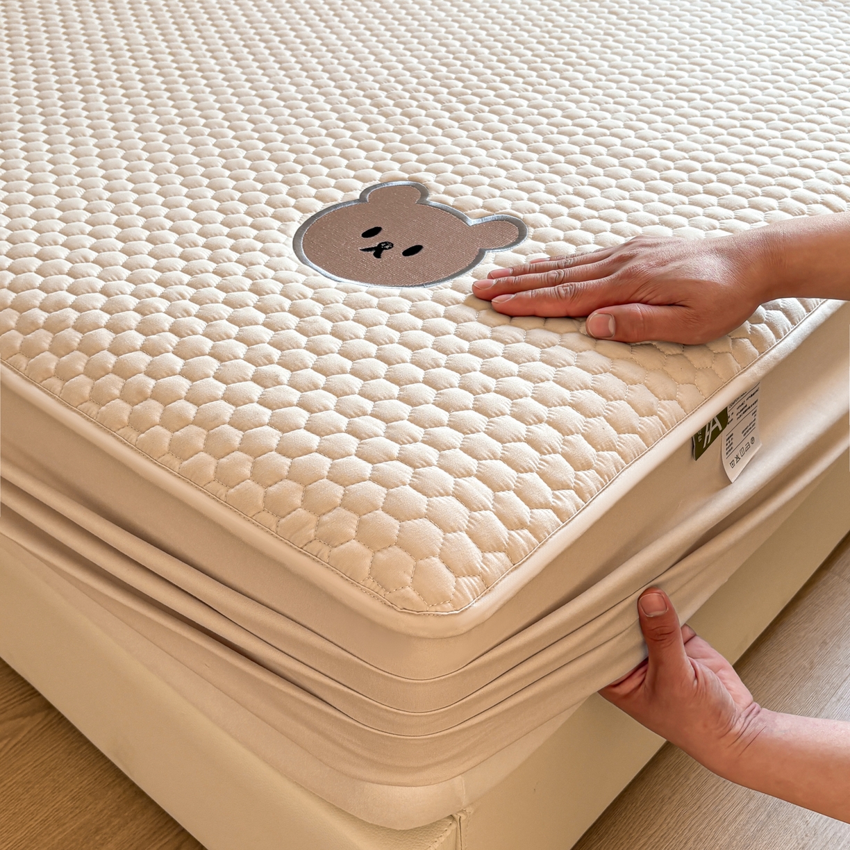 91家纺网 家纺一手货源 找家纺 居眠 2026新款熊熊夹棉床笠 熊熊-咖色