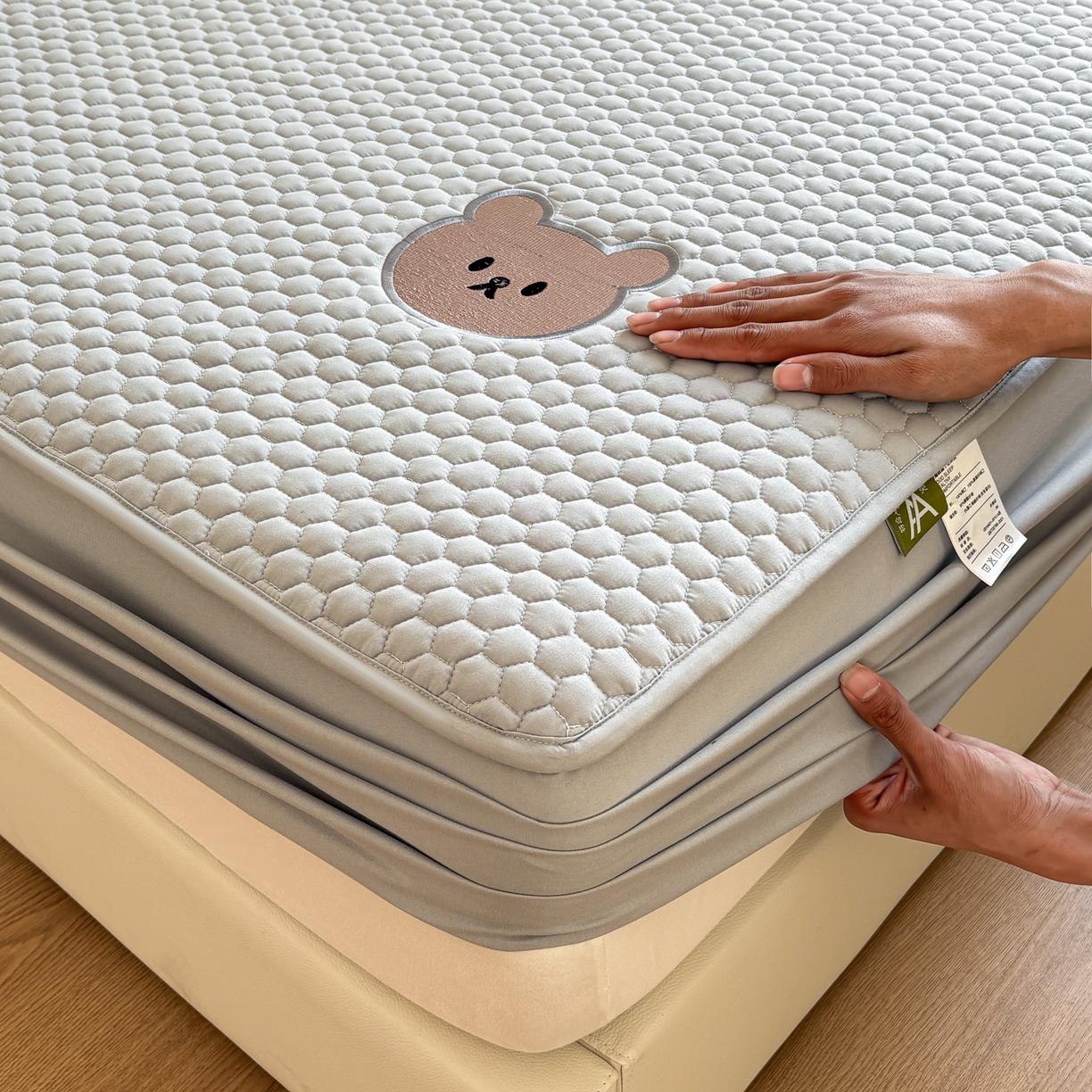 91家纺网 家纺一手货源 找家纺 居眠 2026新款熊熊夹棉床笠 熊熊-灰色