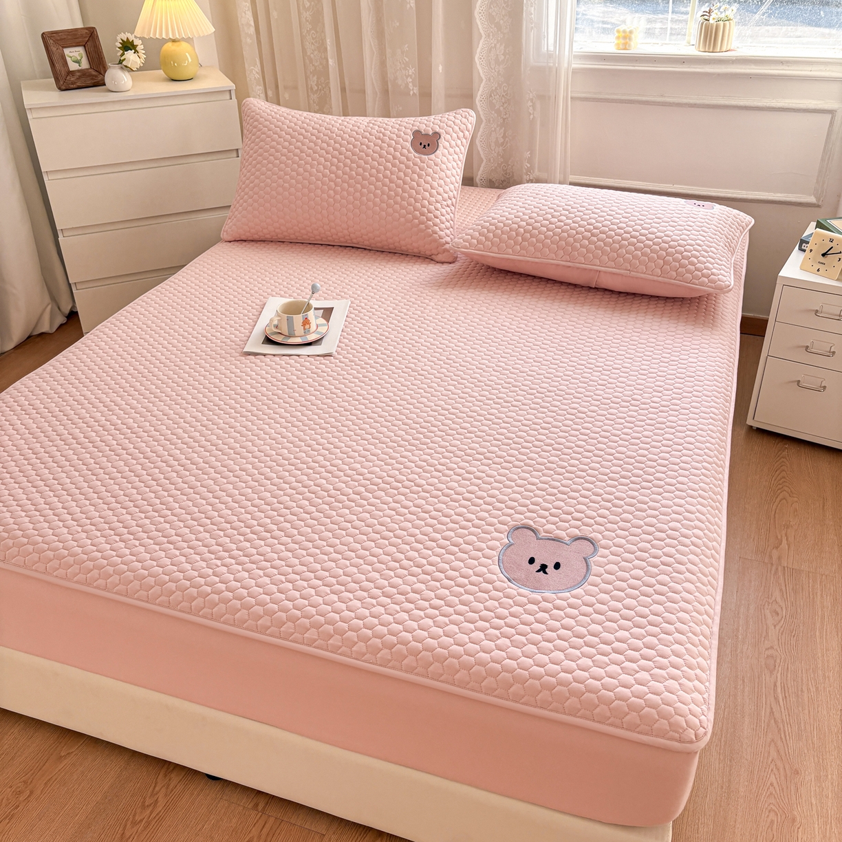 91家纺网 家纺一手货源 找家纺 居眠 2026新款熊熊夹棉床笠 熊熊-粉色