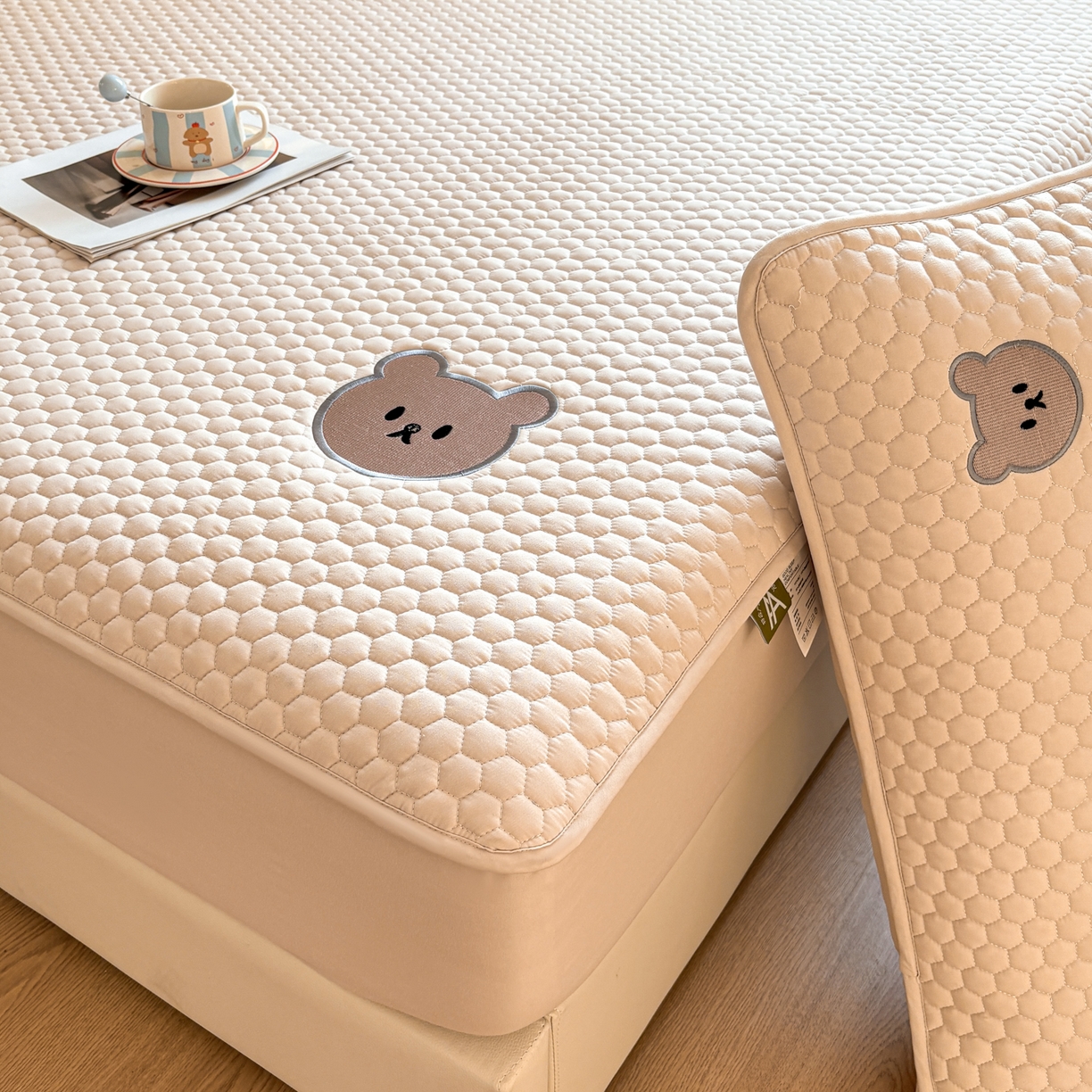 91家纺网 家纺一手货源 找家纺 居眠 2026新款熊熊夹棉床笠 熊熊-咖色