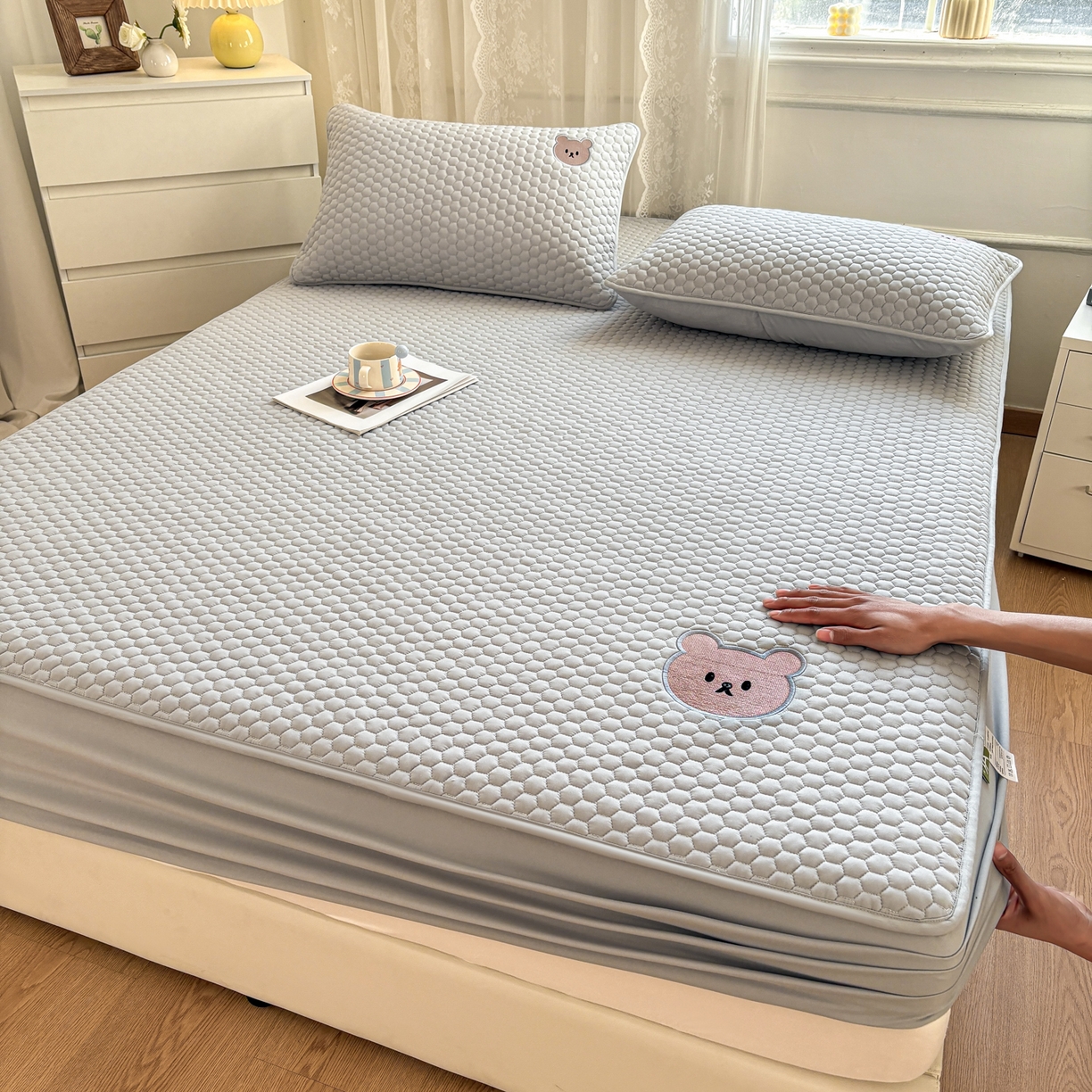 91家纺网 家纺一手货源 找家纺 居眠 2026新款熊熊夹棉床笠 熊熊-灰色