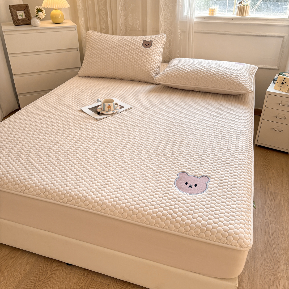 91家纺网 家纺一手货源 找家纺 居眠 2026新款熊熊夹棉床笠 熊熊-咖色