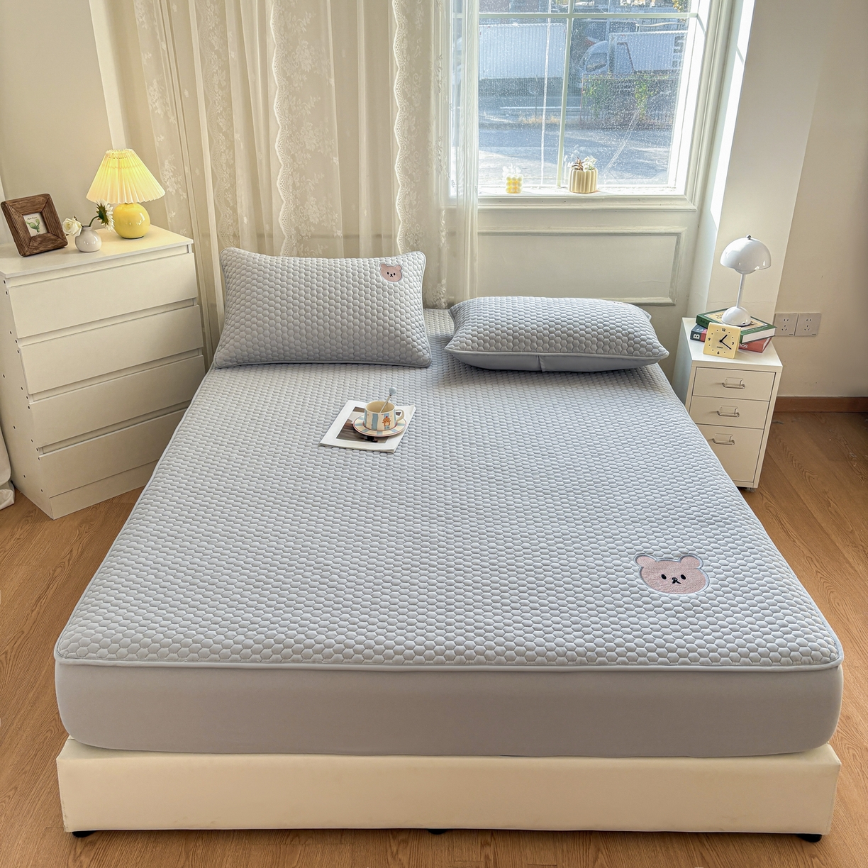 91家纺网 家纺一手货源 找家纺 居眠 2026新款熊熊夹棉床笠 熊熊-灰色