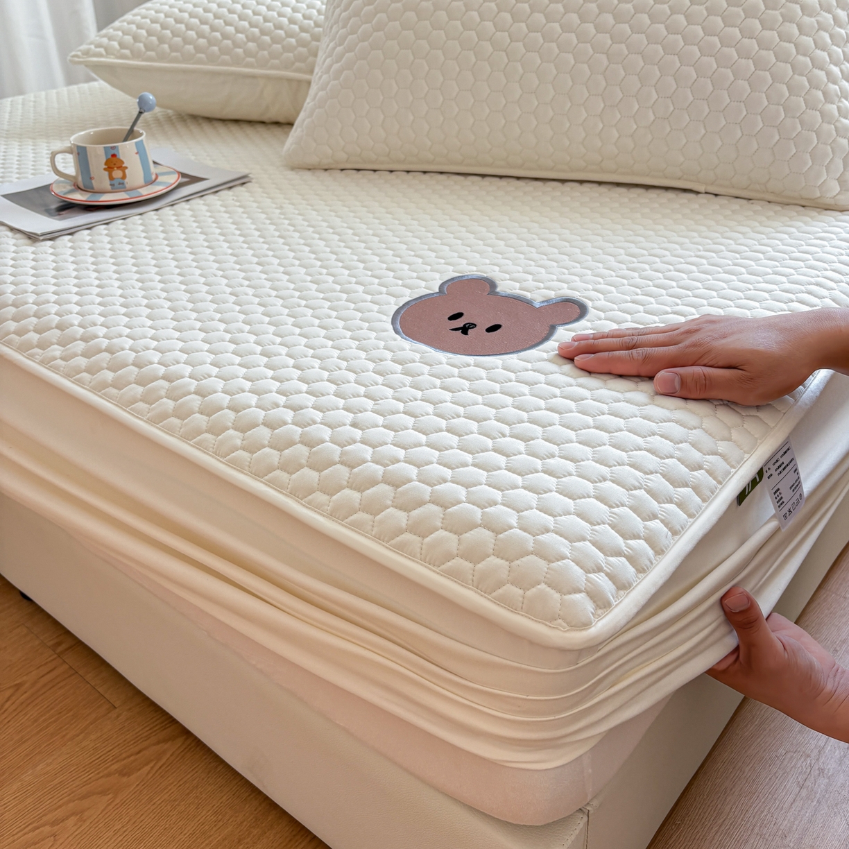 91家纺网 家纺一手货源 找家纺 居眠 2026新款熊熊夹棉床笠 熊熊-白色