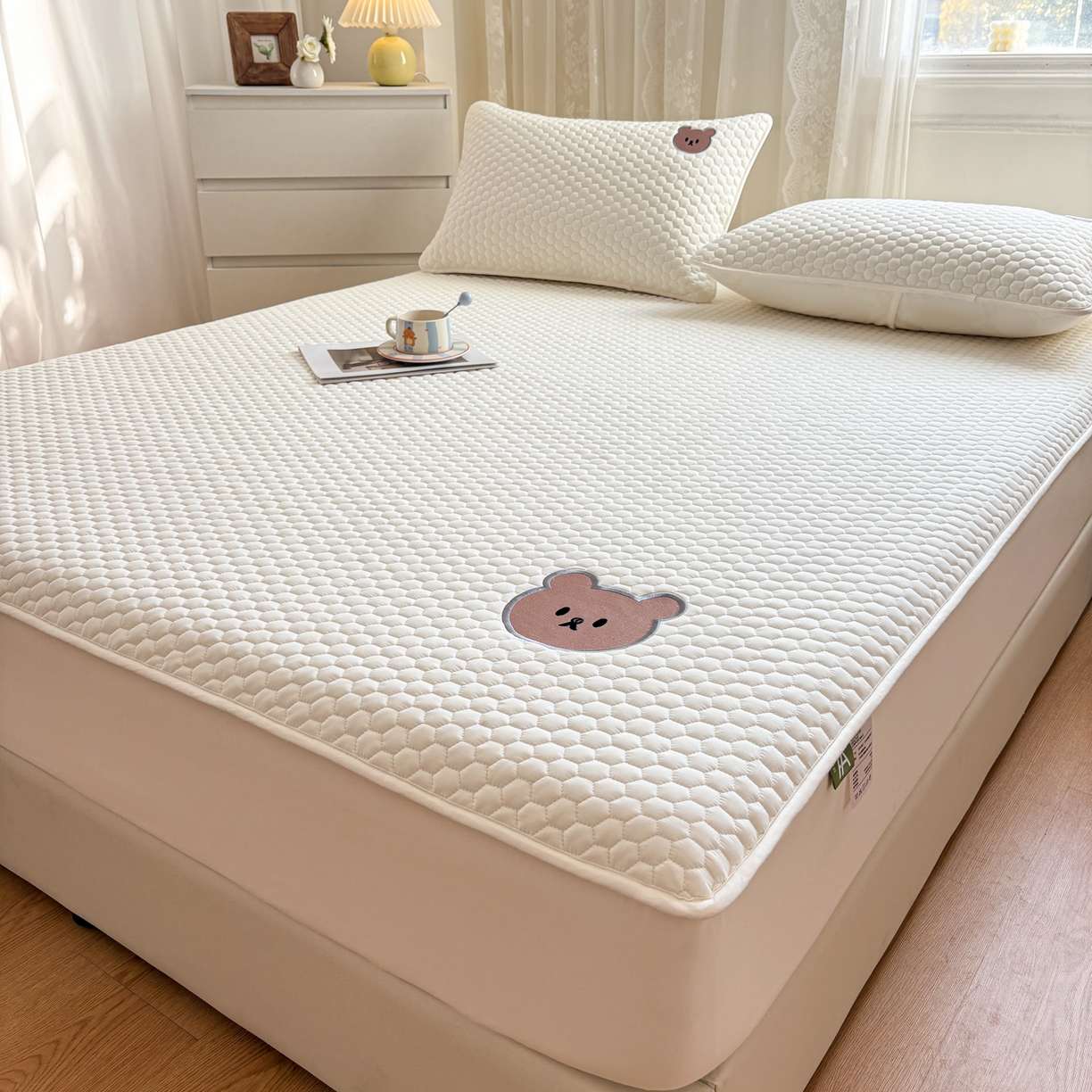 91家纺网 家纺一手货源 找家纺 居眠 2026新款熊熊夹棉床笠 熊熊-白色