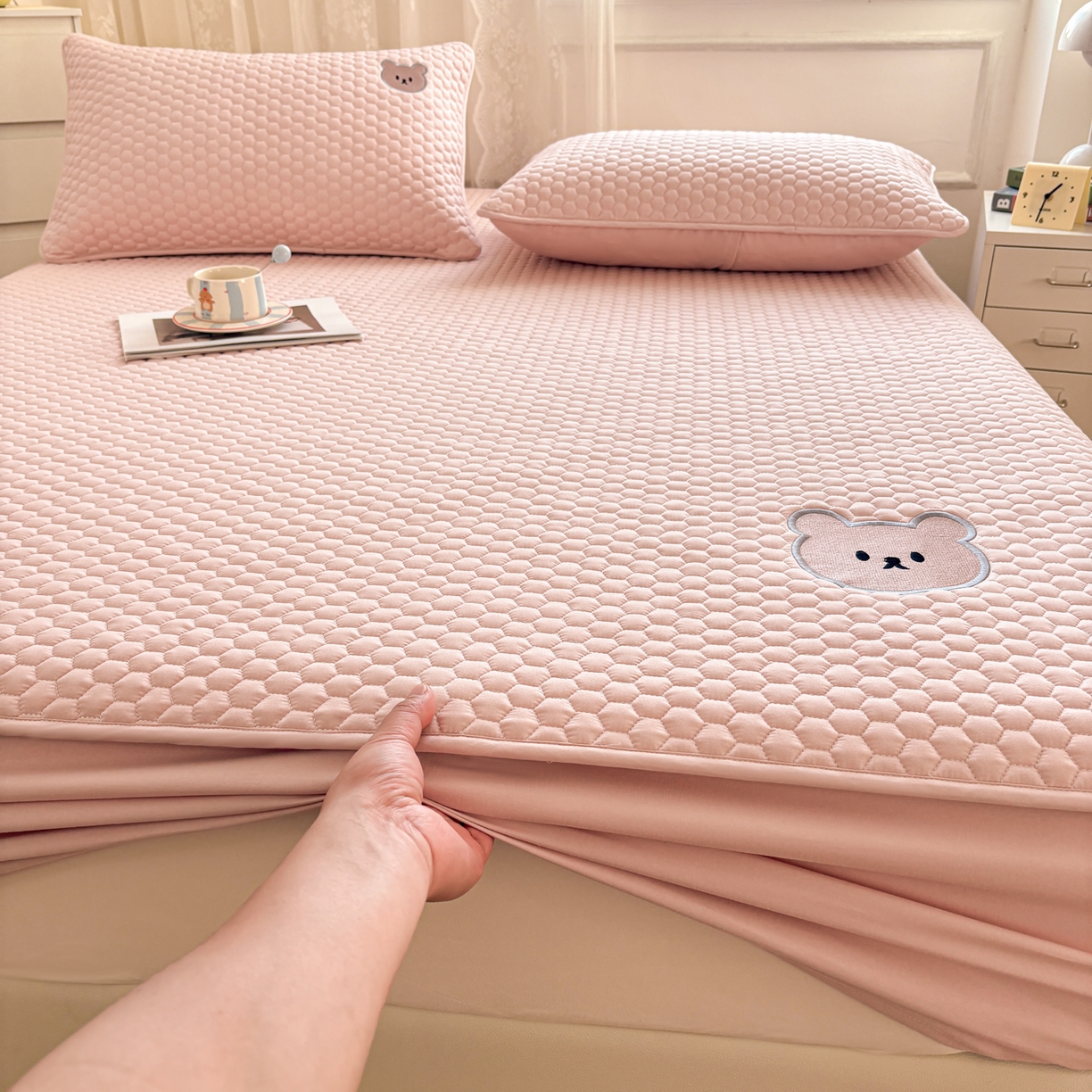 91家纺网 家纺一手货源 找家纺 居眠 2026新款熊熊夹棉床笠 熊熊-粉色