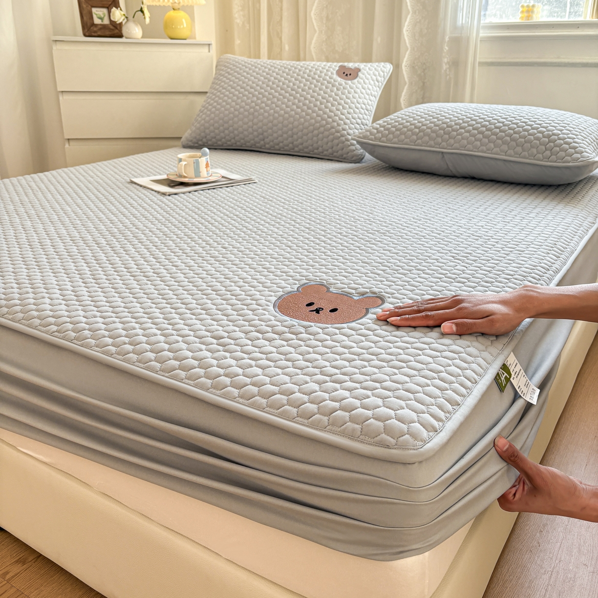 91家纺网 家纺一手货源 找家纺 居眠 2026新款熊熊夹棉床笠 熊熊-灰色