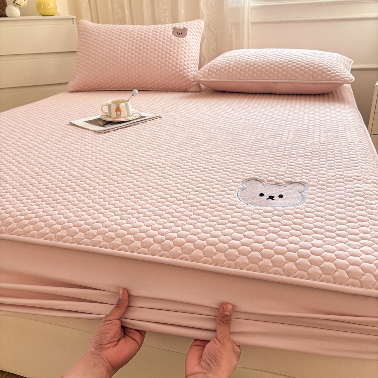 91家纺网 家纺一手货源 找家纺 居眠 2026新款熊熊夹棉床笠 熊熊-粉色