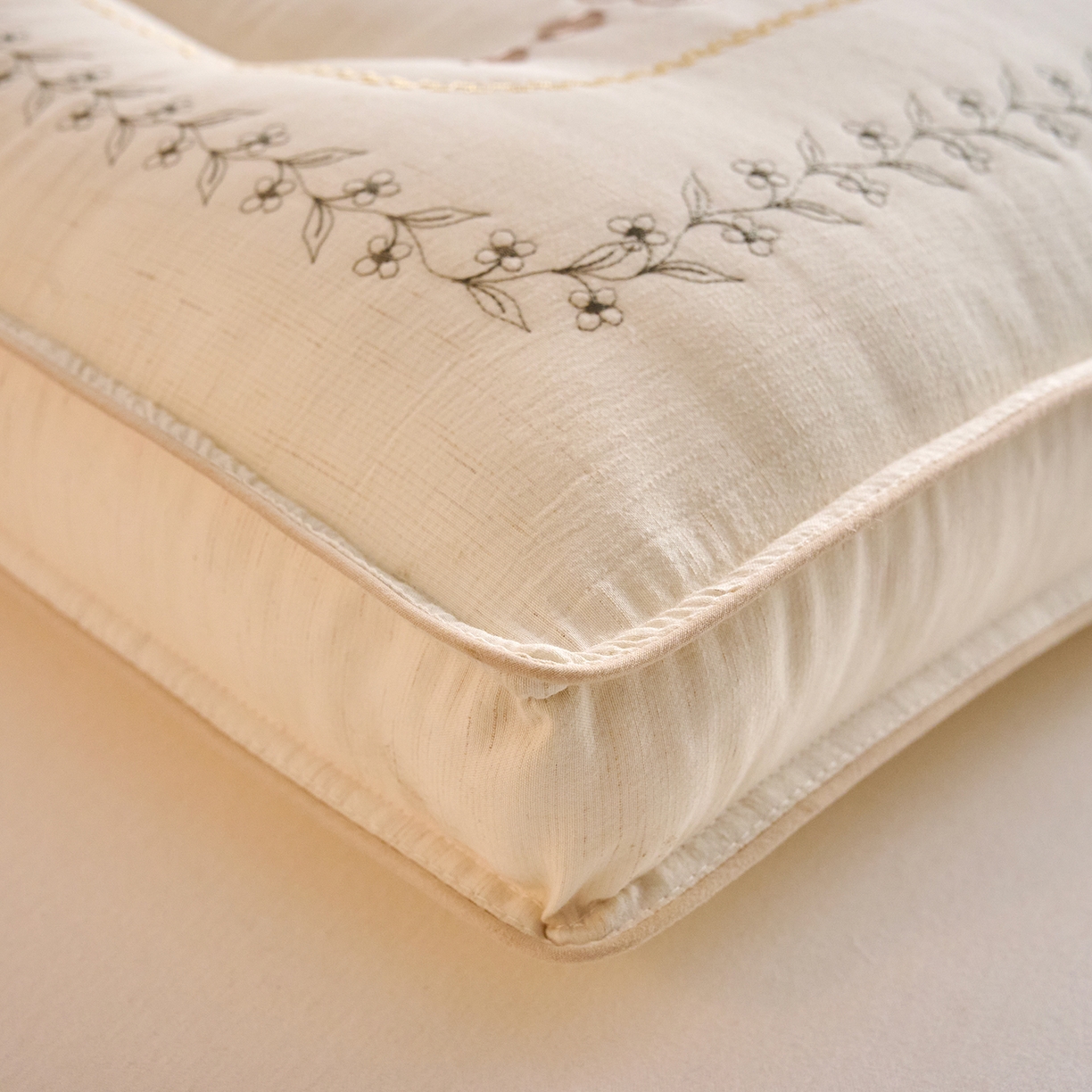 91家纺网 家纺一手货源 找家纺 （总）鼎晟纺 2026新款绣花款亚麻羽丝绒枕学生枕头成人枕芯