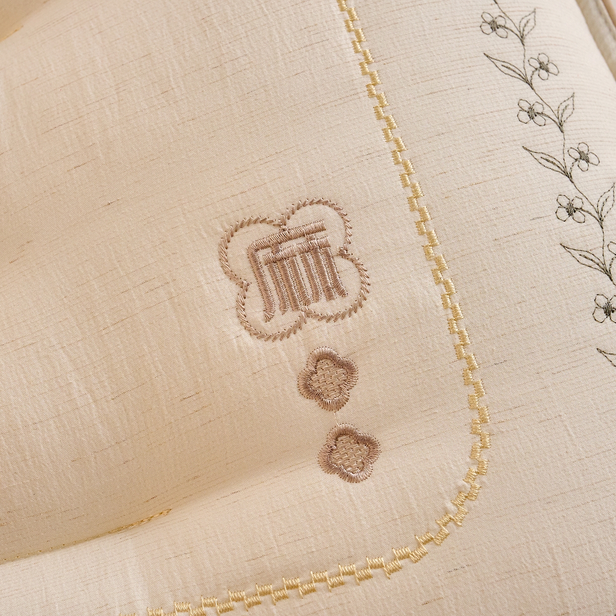 91家纺网 家纺一手货源 找家纺 （总）鼎晟纺 2026新款绣花款亚麻羽丝绒枕学生枕头成人枕芯