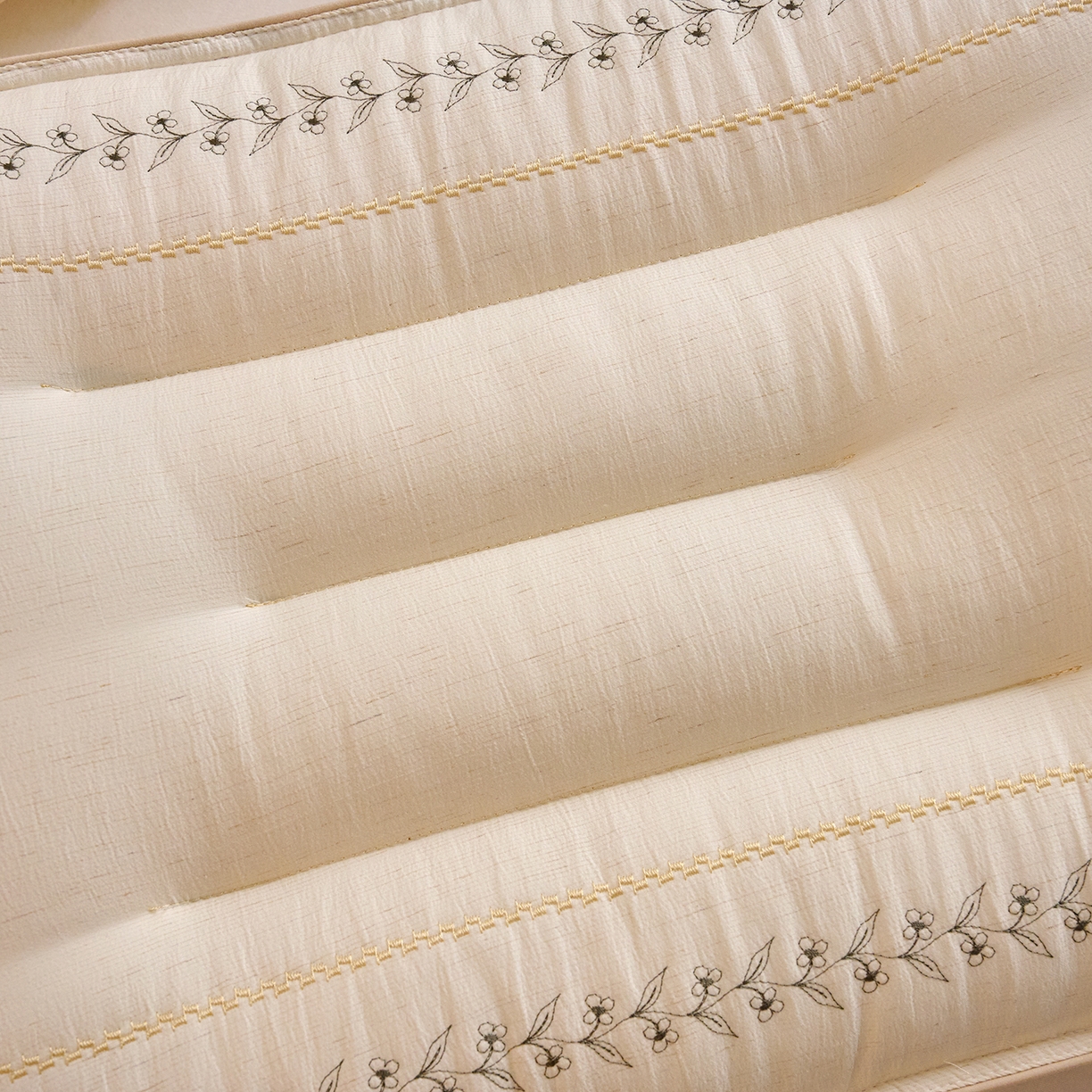 91家纺网 家纺一手货源 找家纺 （总）鼎晟纺 2026新款绣花款亚麻羽丝绒枕学生枕头成人枕芯