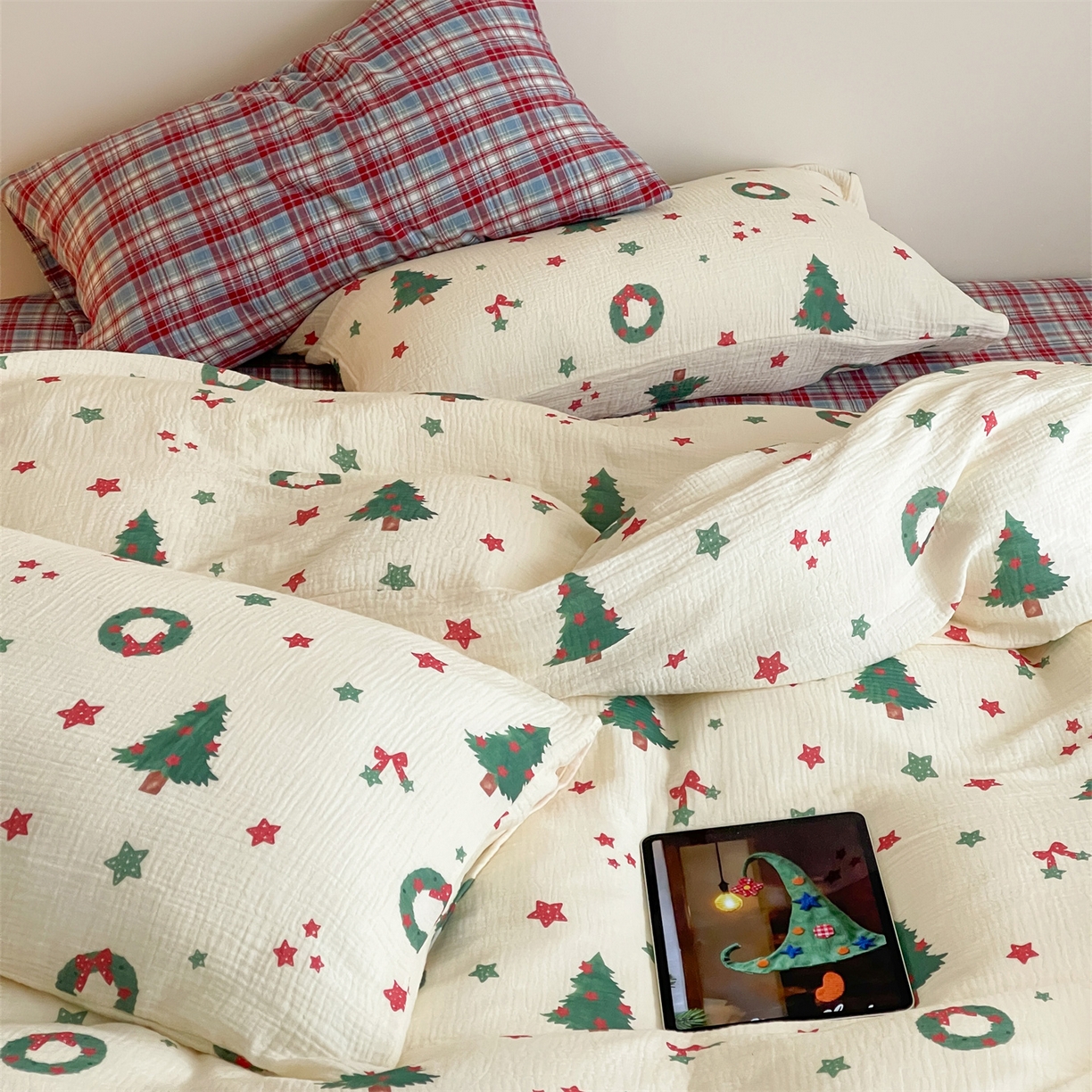 91家纺网 家纺一手货源 找家纺 山舍家居 2025新款全棉双层皱皱纱圣诞特款四件套-圣诞系列 诞愿有你-格子床单