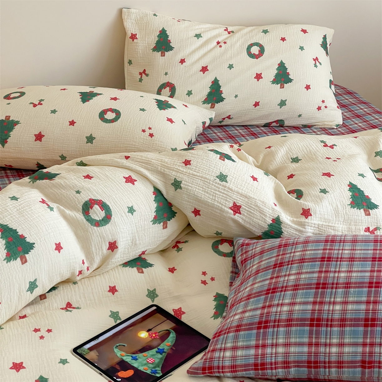 91家纺网 家纺一手货源 找家纺 山舍家居 2025新款全棉双层皱皱纱圣诞特款四件套-圣诞系列 诞愿有你-格子床单