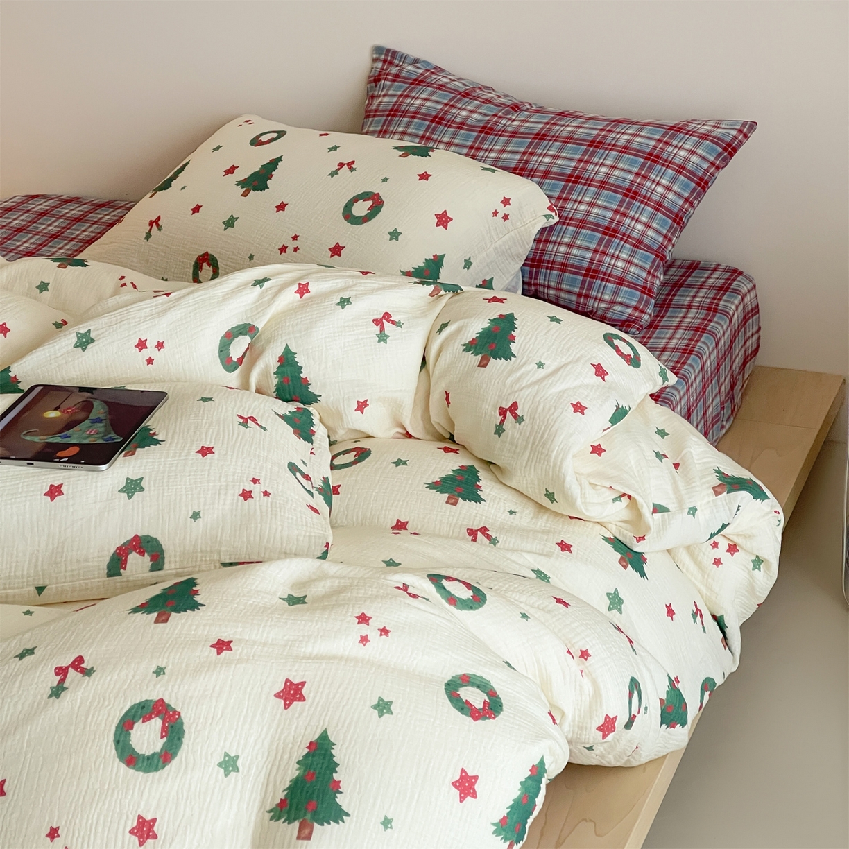 91家纺网 家纺一手货源 找家纺 山舍家居 2025新款全棉双层皱皱纱圣诞特款四件套-圣诞系列 诞愿有你-格子床单