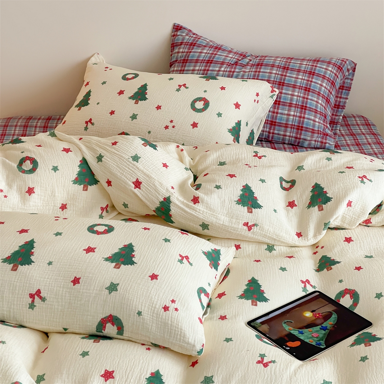 91家纺网 家纺一手货源 找家纺 山舍家居 2025新款全棉双层皱皱纱圣诞特款四件套-圣诞系列 诞愿有你-格子床单