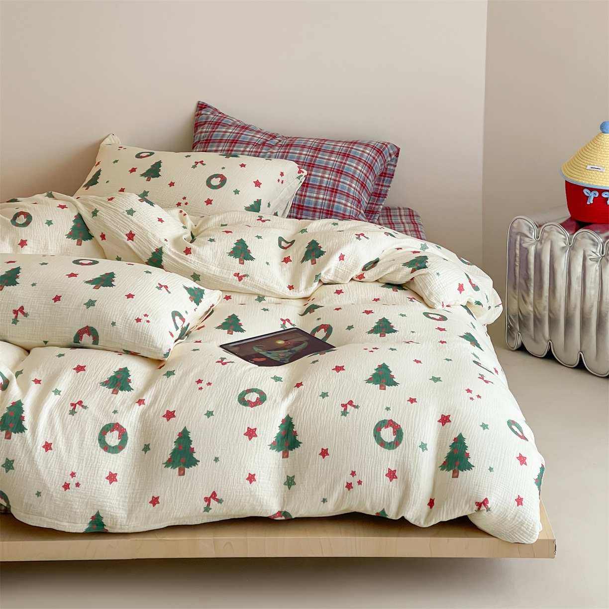 91家纺网 家纺一手货源 找家纺 山舍家居 2025新款全棉双层皱皱纱圣诞特款四件套-圣诞系列 诞愿有你-格子床单