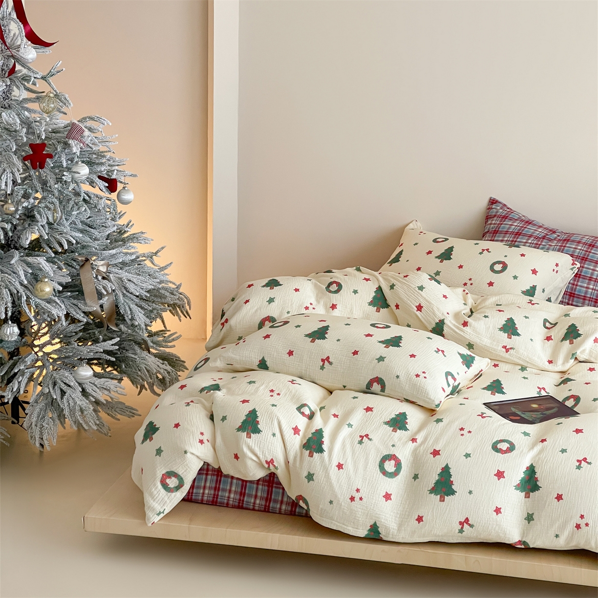 91家纺网 家纺一手货源 找家纺 山舍家居 2025新款全棉双层皱皱纱圣诞特款四件套-圣诞系列 诞愿有你-格子床单