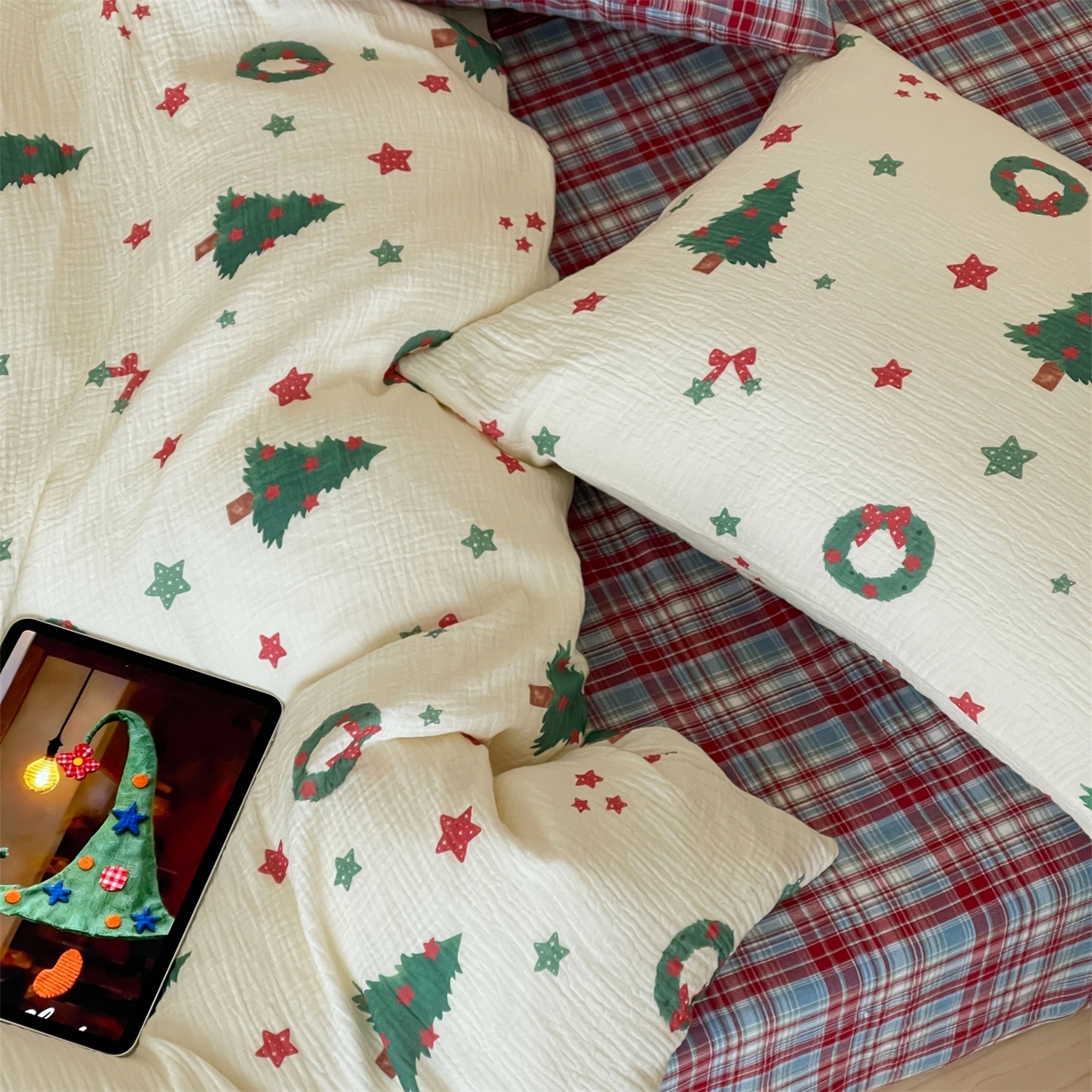 91家纺网 家纺一手货源 找家纺 山舍家居 2025新款全棉双层皱皱纱圣诞特款四件套-圣诞系列 诞愿有你-格子床单