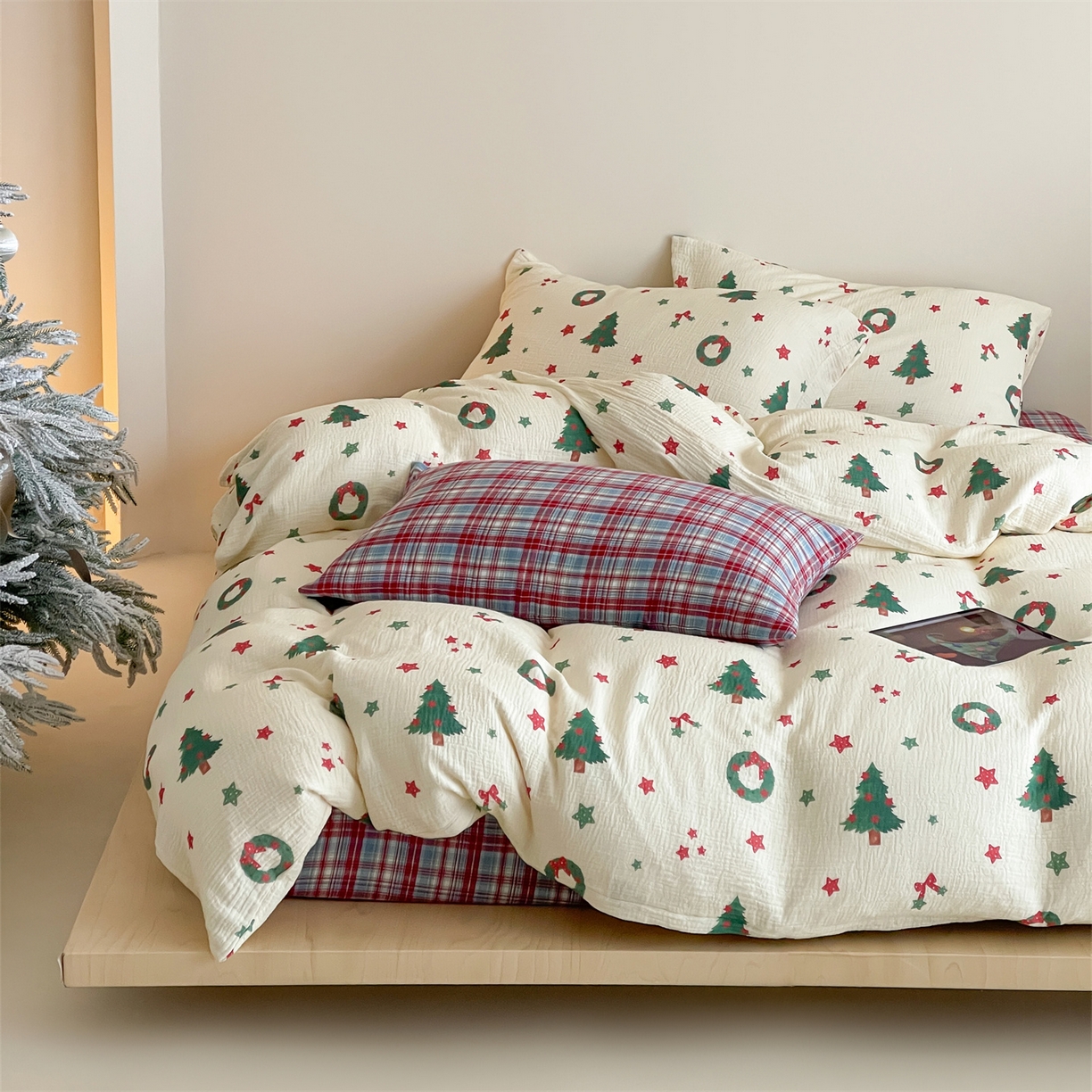 91家纺网 家纺一手货源 找家纺 山舍家居 2025新款全棉双层皱皱纱圣诞特款四件套-圣诞系列 诞愿有你-格子床单