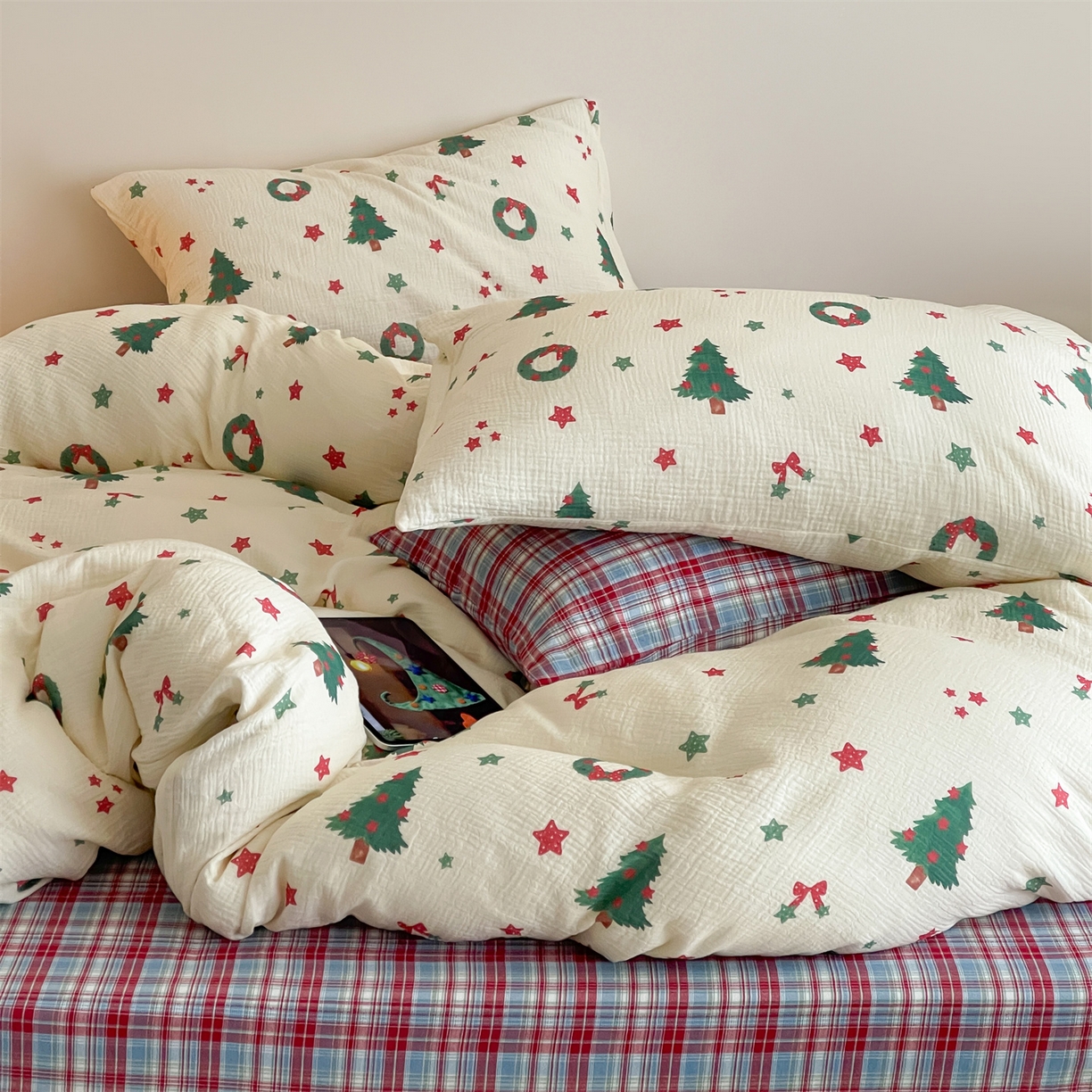 91家纺网 家纺一手货源 找家纺 山舍家居 2025新款全棉双层皱皱纱圣诞特款四件套-圣诞系列 诞愿有你-格子床单
