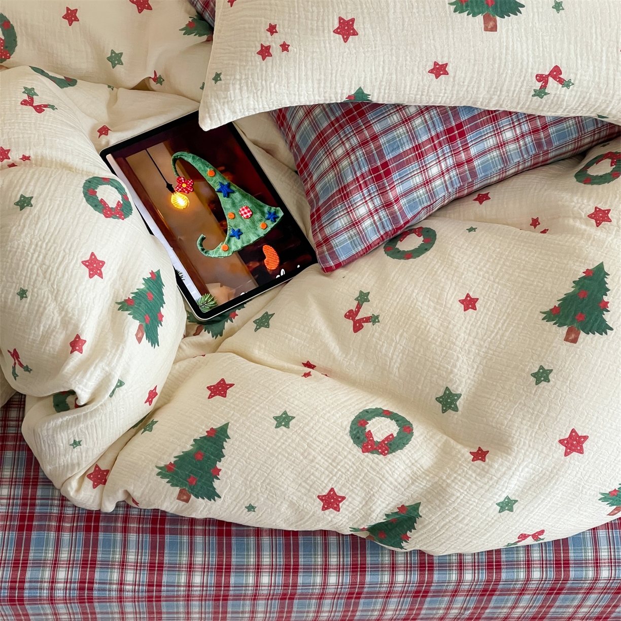 91家纺网 家纺一手货源 找家纺 山舍家居 2025新款全棉双层皱皱纱圣诞特款四件套-圣诞系列 诞愿有你-格子床单