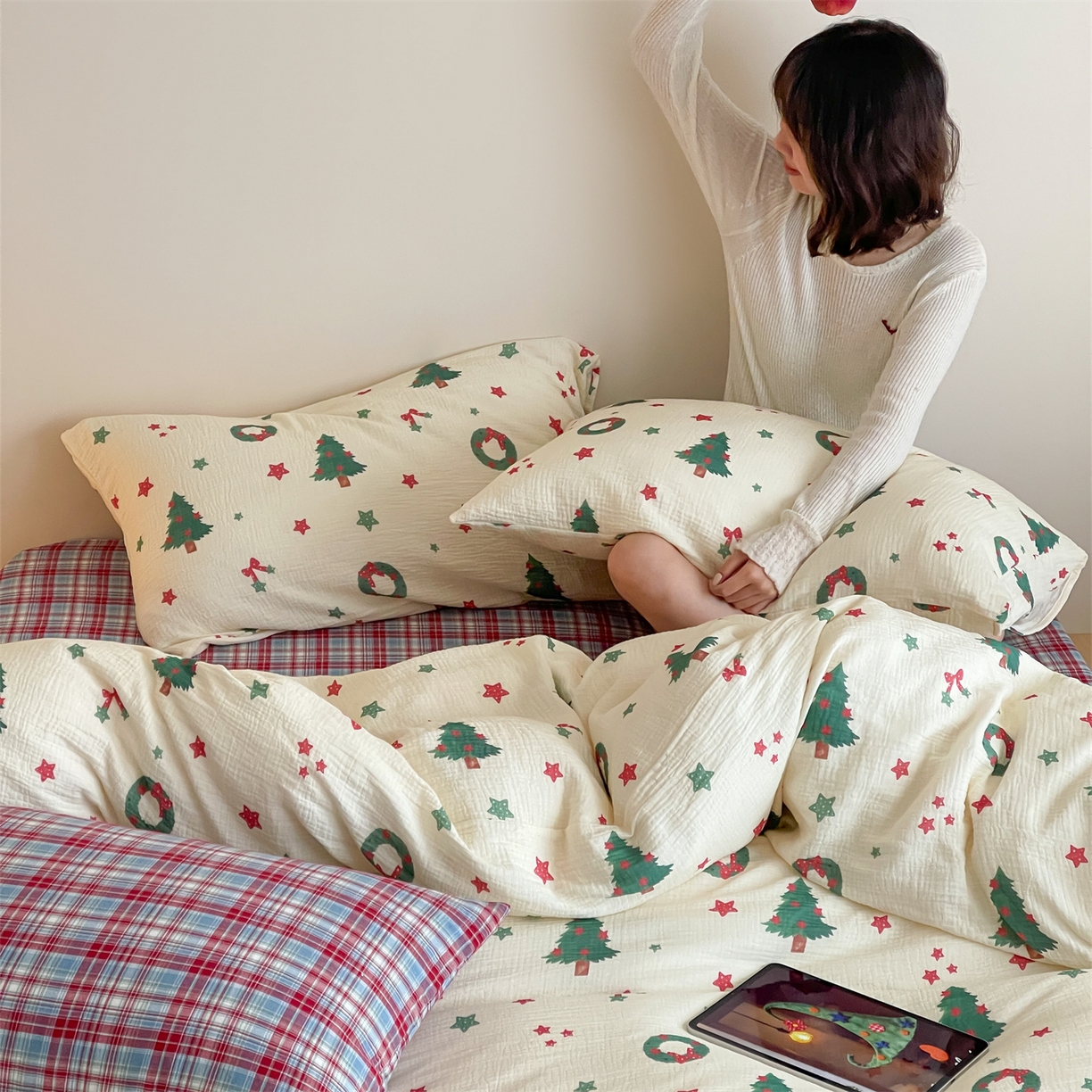 91家纺网 家纺一手货源 找家纺 山舍家居 2025新款全棉双层皱皱纱圣诞特款四件套-圣诞系列 诞愿有你-格子床单