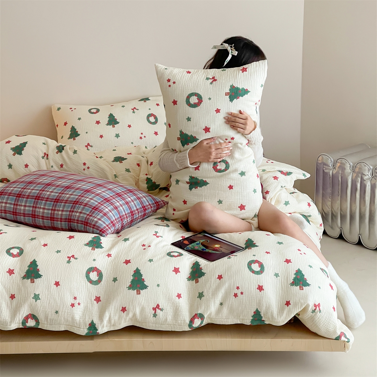 91家纺网 家纺一手货源 找家纺 山舍家居 2025新款全棉双层皱皱纱圣诞特款四件套-圣诞系列 诞愿有你-格子床单