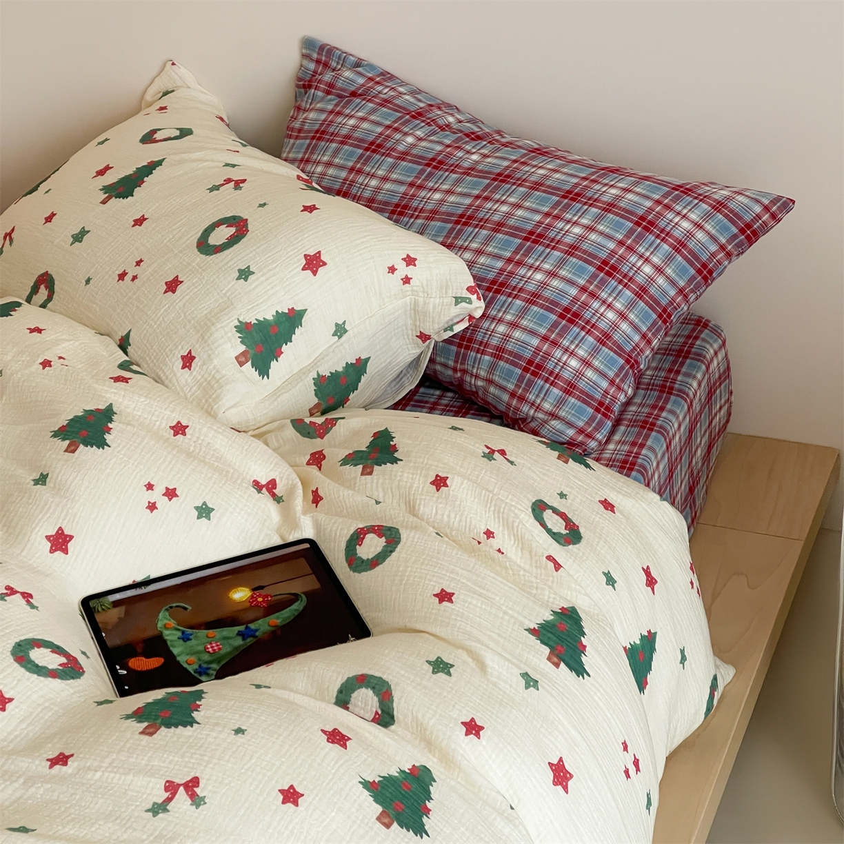 91家纺网 家纺一手货源 找家纺 山舍家居 2025新款全棉双层皱皱纱圣诞特款四件套-圣诞系列 诞愿有你-格子床单