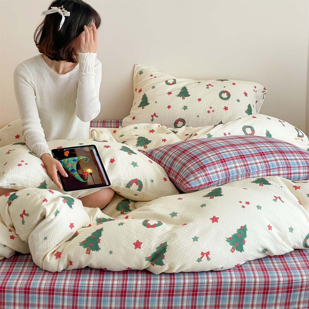 91家纺网 家纺一手货源 找家纺 山舍家居 2025新款全棉双层皱皱纱圣诞特款四件套-圣诞系列 诞愿有你-格子床单