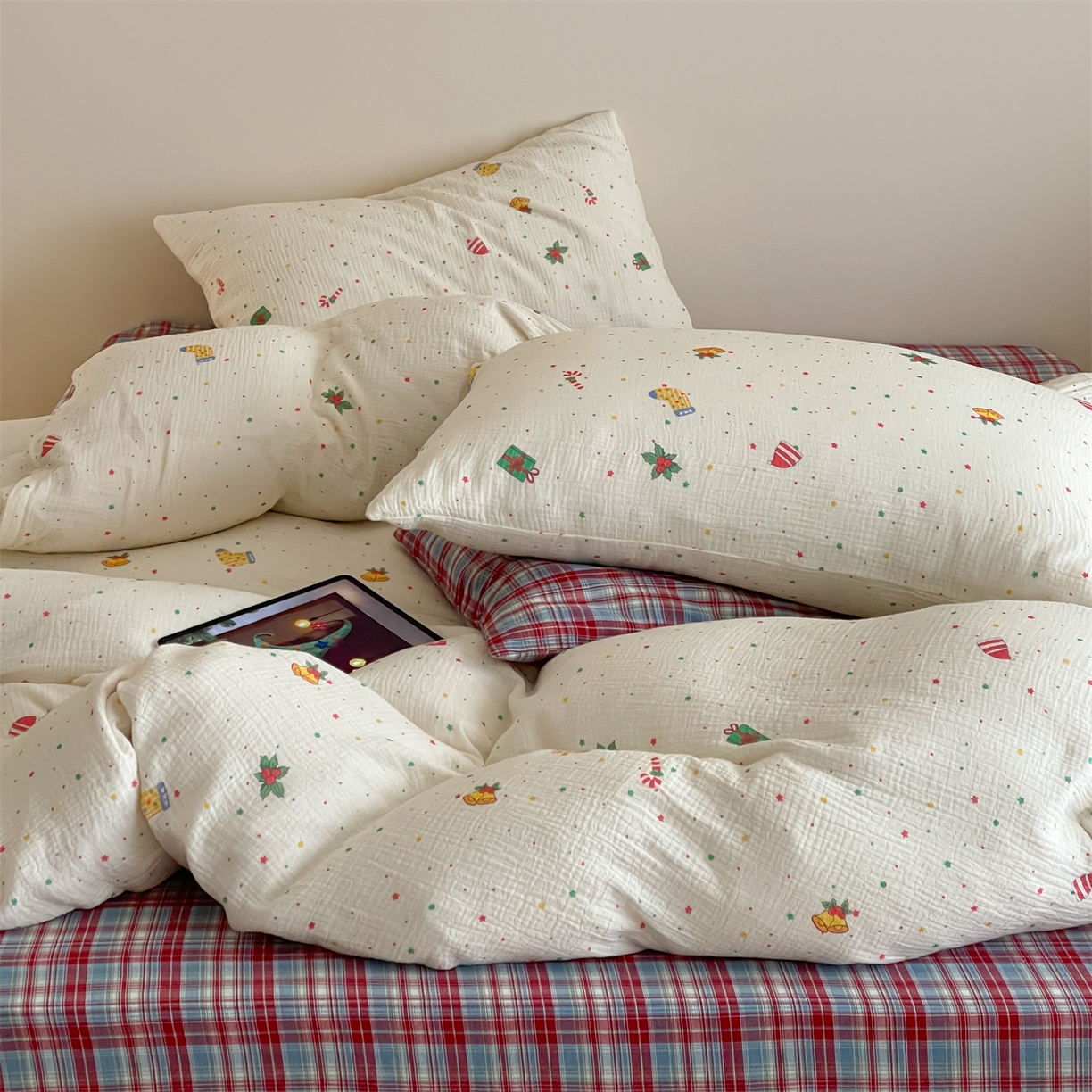 91家纺网 家纺一手货源 找家纺 山舍家居 2025新款全棉双层皱皱纱圣诞特款四件套-圣诞系列 麦琪的礼物-格子床单