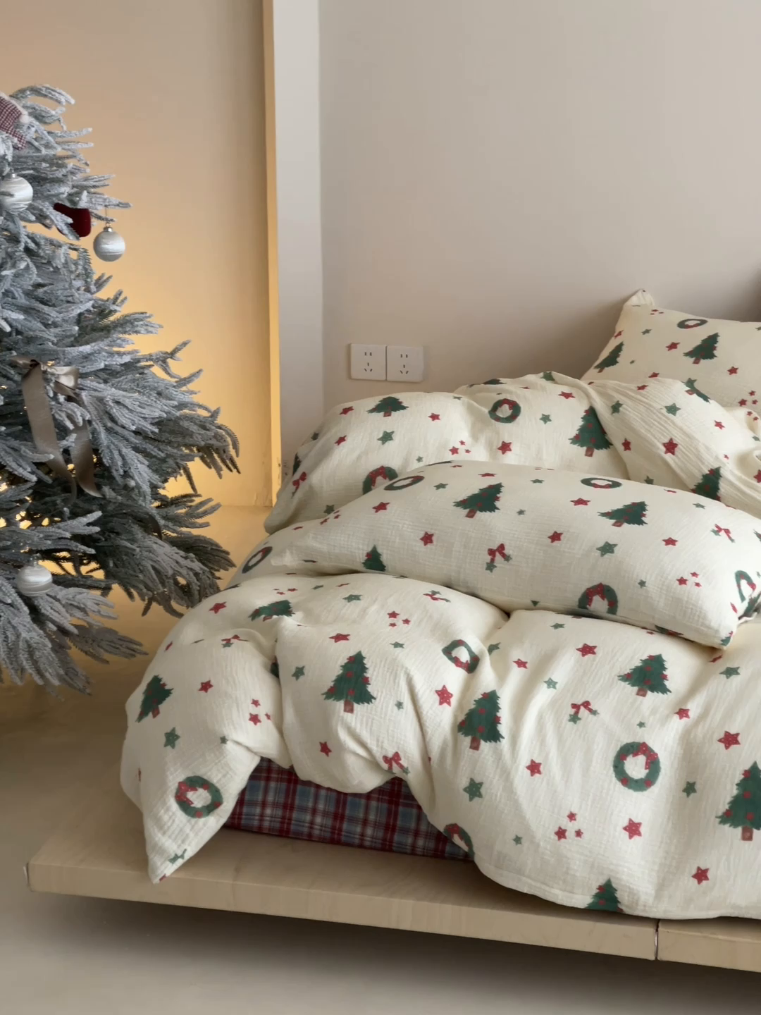 91家纺网 家纺一手货源 找家纺 山舍家居 2025新款全棉双层皱皱纱圣诞特款四件套-圣诞系列 诞愿有你-格子床单