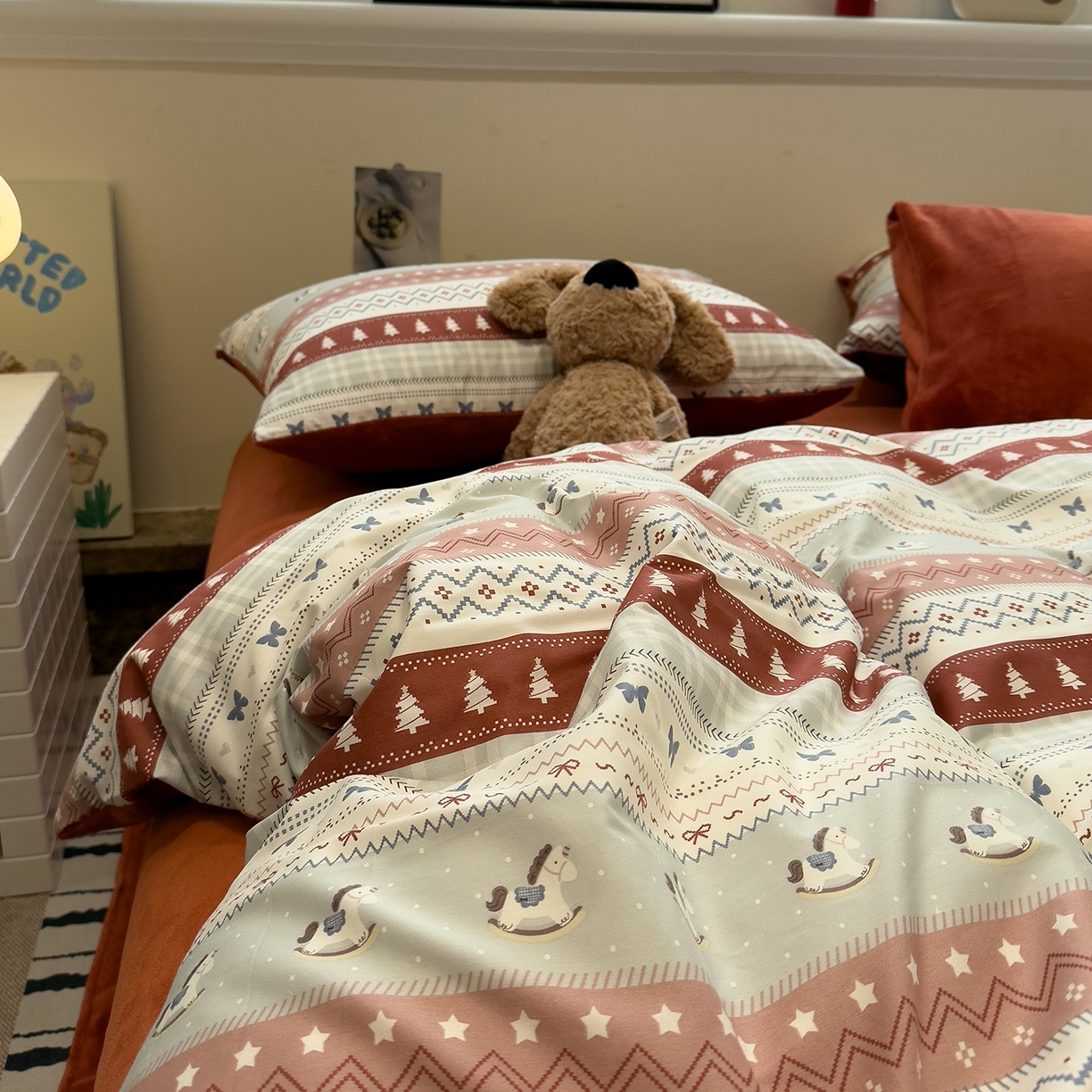 91家纺网 家纺一手货源 找家纺 呗旺鹿 2025新款A版全棉B版牛奶绒四件套 冰岛小马