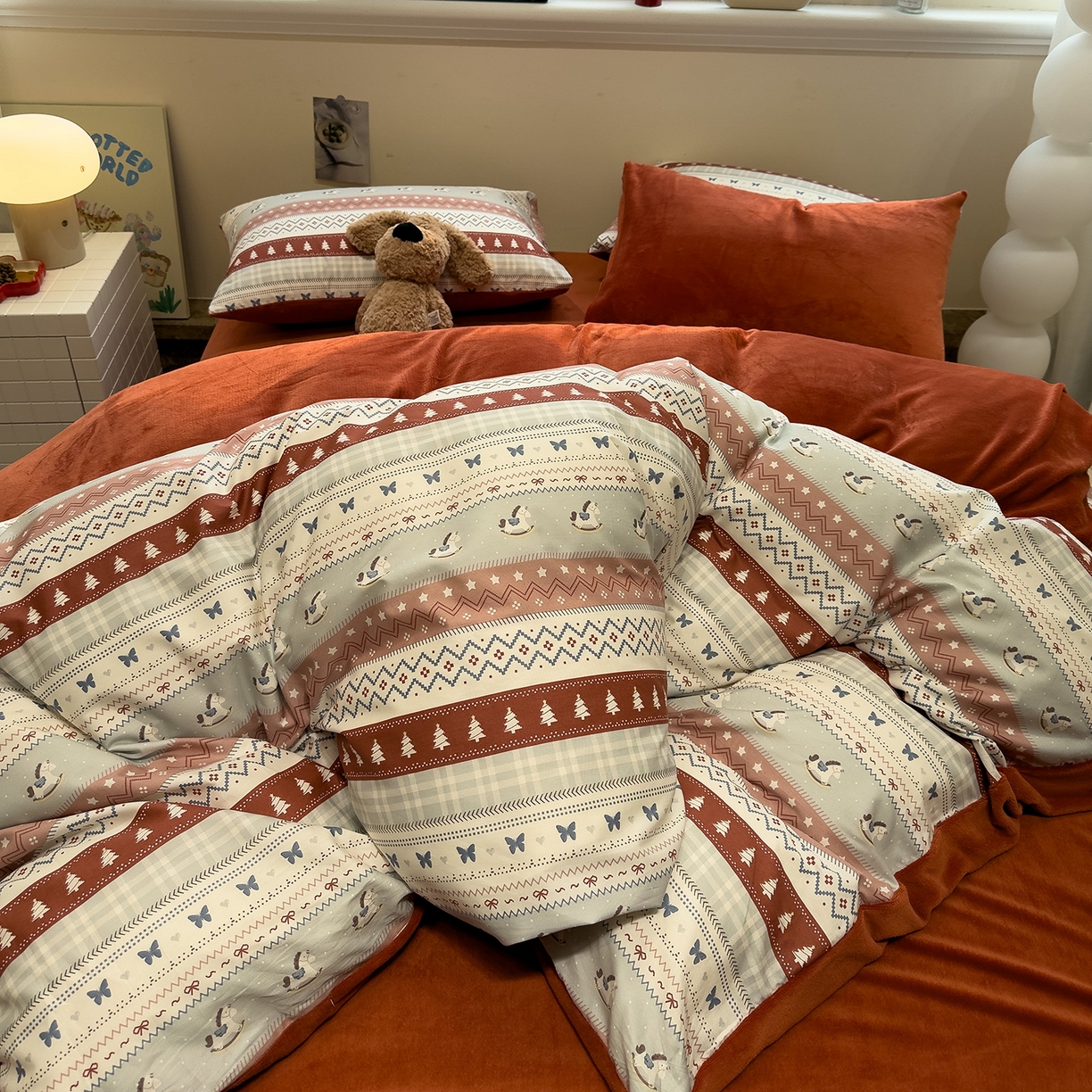 91家纺网 家纺一手货源 找家纺 呗旺鹿 2025新款A版全棉B版牛奶绒四件套 冰岛小马