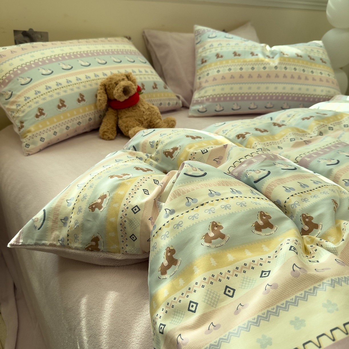 91家纺网 家纺一手货源 找家纺 呗旺鹿 2025新款A版全棉B版牛奶绒四件套 糖果小马