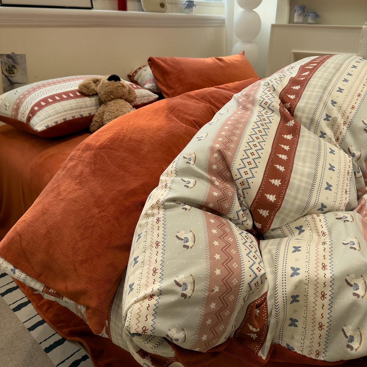 91家纺网 家纺一手货源 找家纺 呗旺鹿 2025新款A版全棉B版牛奶绒四件套 冰岛小马