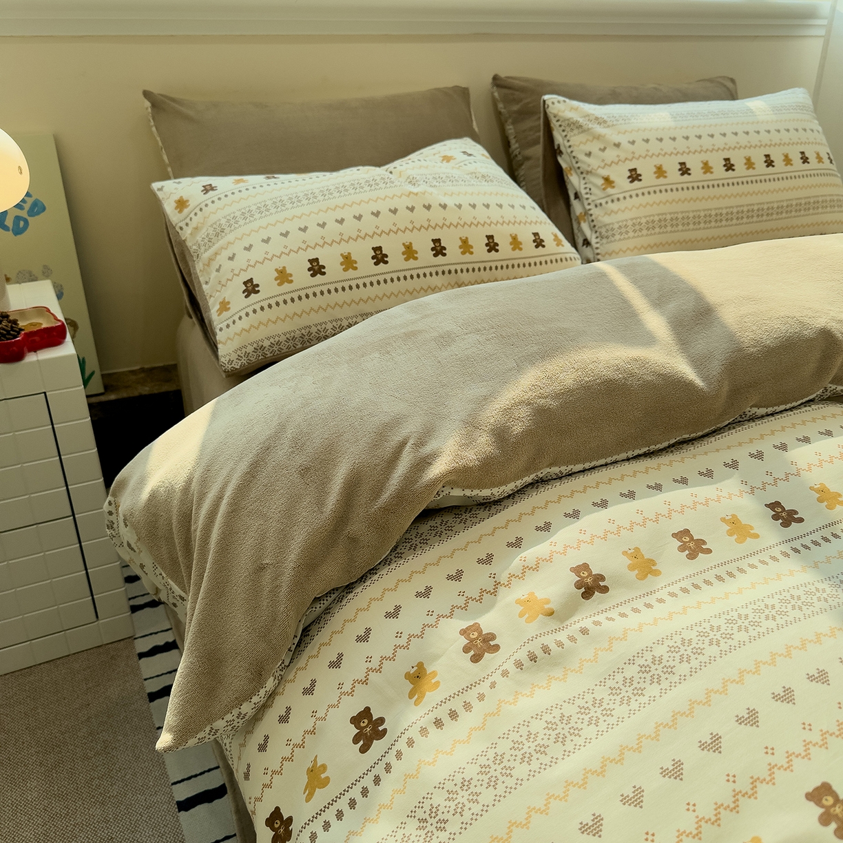 91家纺网 家纺一手货源 找家纺 呗旺鹿 2025新款A版全棉B版牛奶绒四件套 费尔岛小熊