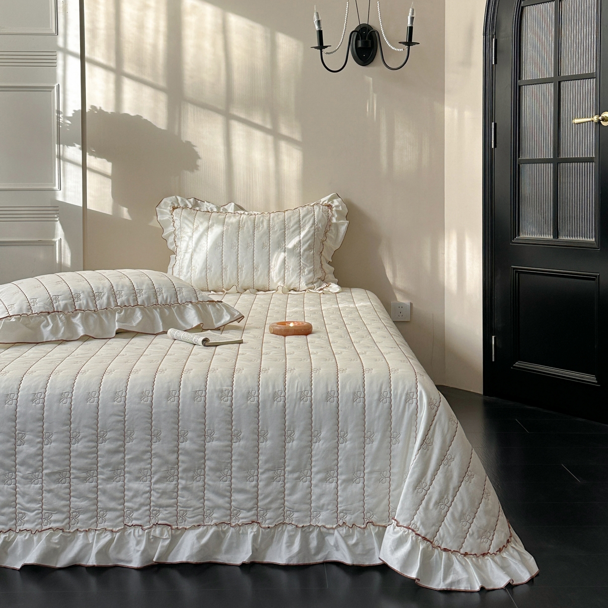 91家纺网 家纺一手货源 找家纺 琳可家居 2026新款60S长绒棉花边床盖A类双面全棉高温水洗-蝶恋系列 蝶恋-暖白