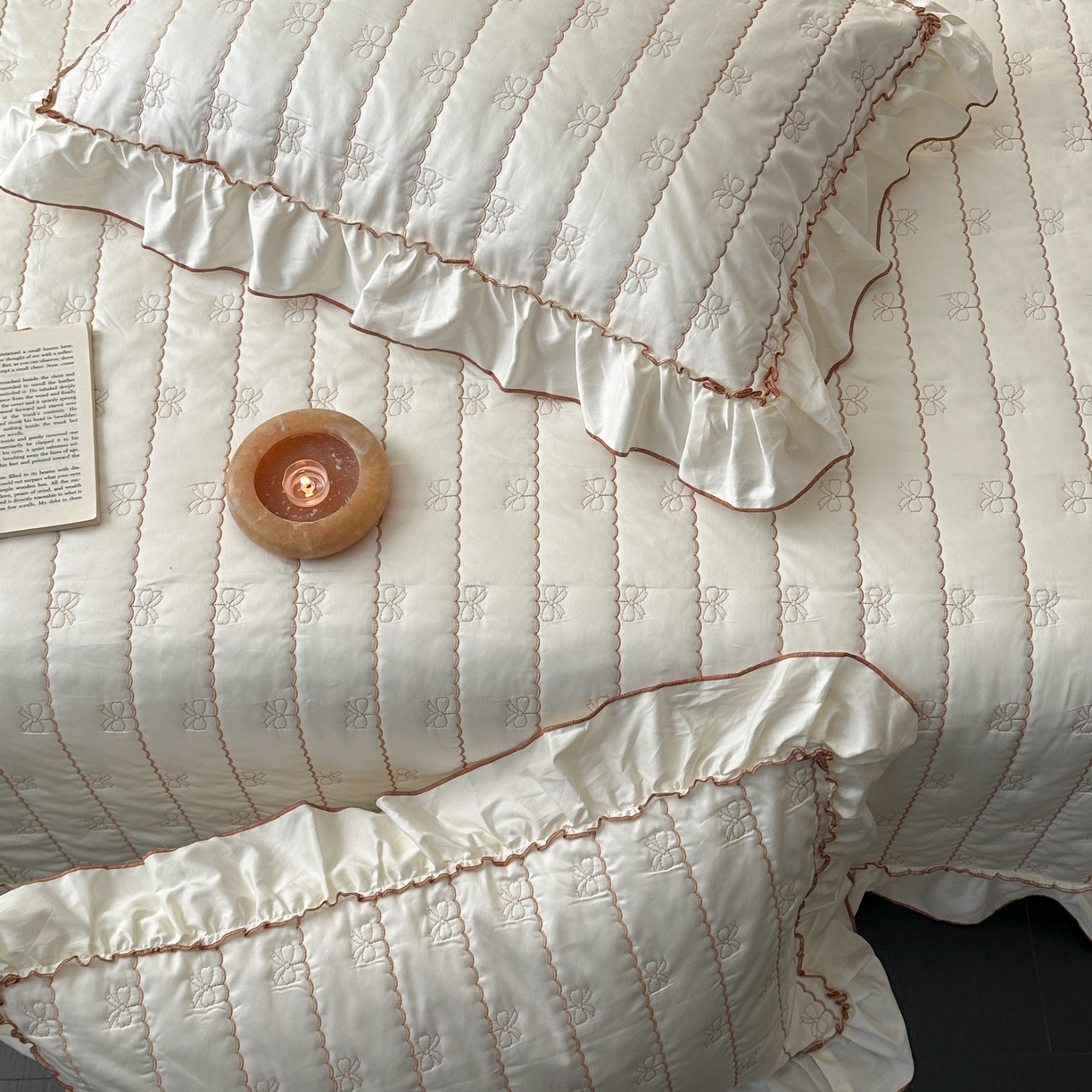 91家纺网 家纺一手货源 找家纺 琳可家居 2026新款60S长绒棉花边床盖A类双面全棉高温水洗-蝶恋系列 蝶恋-暖白