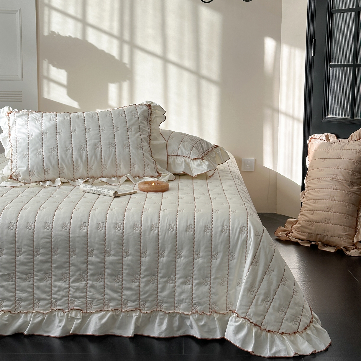 91家纺网 家纺一手货源 找家纺 琳可家居 2026新款60S长绒棉花边床盖A类双面全棉高温水洗-蝶恋系列 蝶恋-暖白