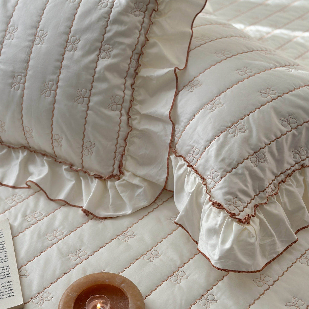 91家纺网 家纺一手货源 找家纺 琳可家居 2026新款60S长绒棉花边床盖A类双面全棉高温水洗-蝶恋系列 蝶恋-暖白