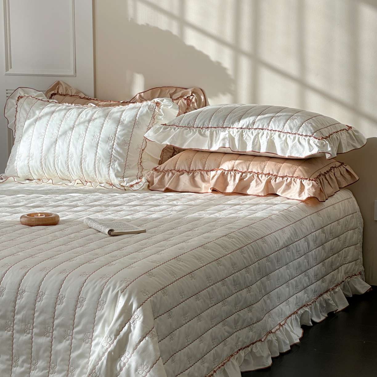 91家纺网 家纺一手货源 找家纺 琳可家居 2026新款60S长绒棉花边床盖A类双面全棉高温水洗-蝶恋系列 蝶恋-暖白