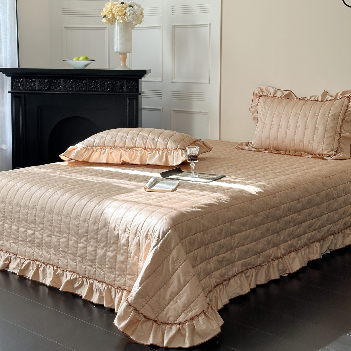 91家纺网 家纺一手货源 找家纺 琳可家居 2026新款60S长绒棉花边床盖A类双面全棉高温水洗-蝶恋系列 蝶恋-卡其