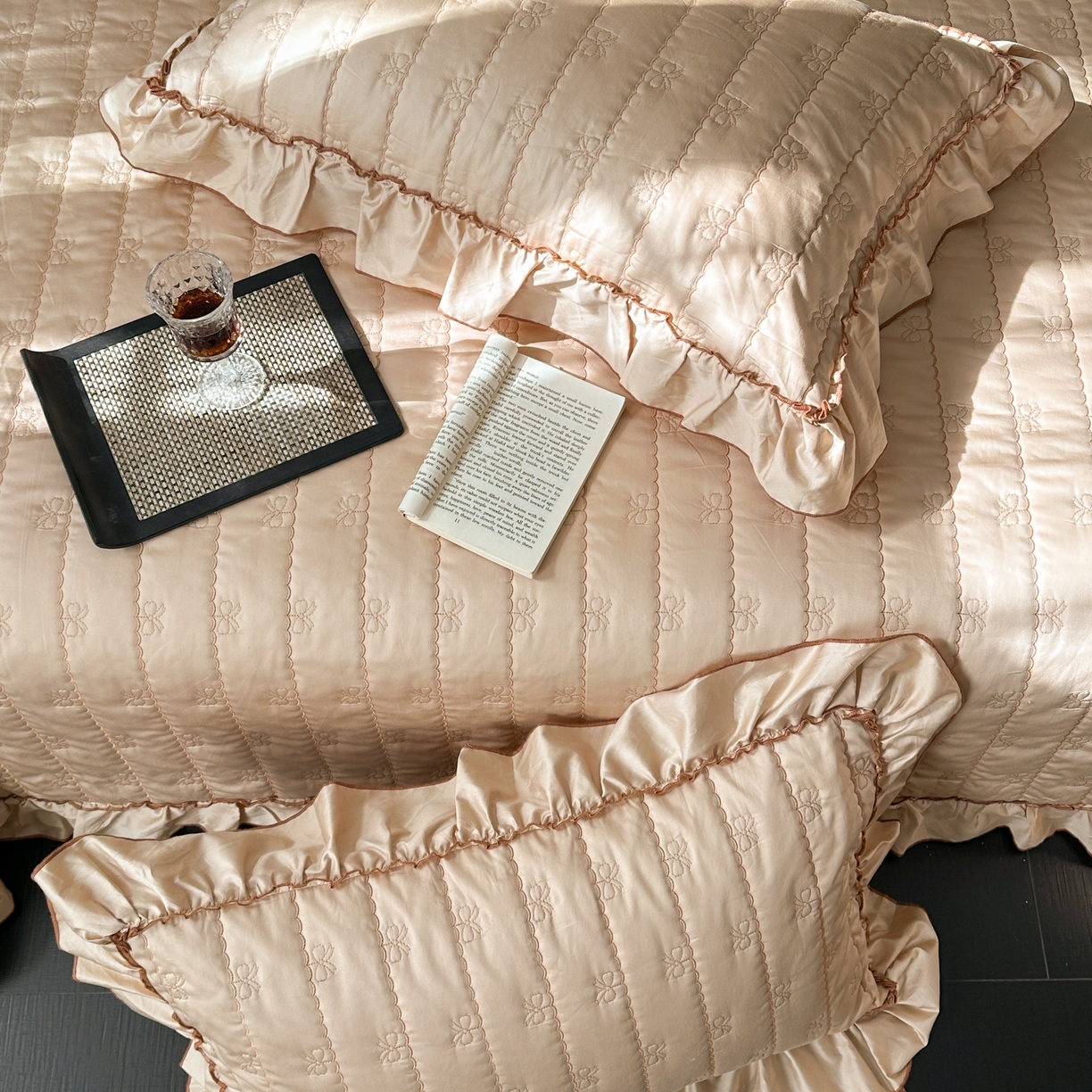 91家纺网 家纺一手货源 找家纺 琳可家居 2026新款60S长绒棉花边床盖A类双面全棉高温水洗-蝶恋系列 蝶恋-卡其