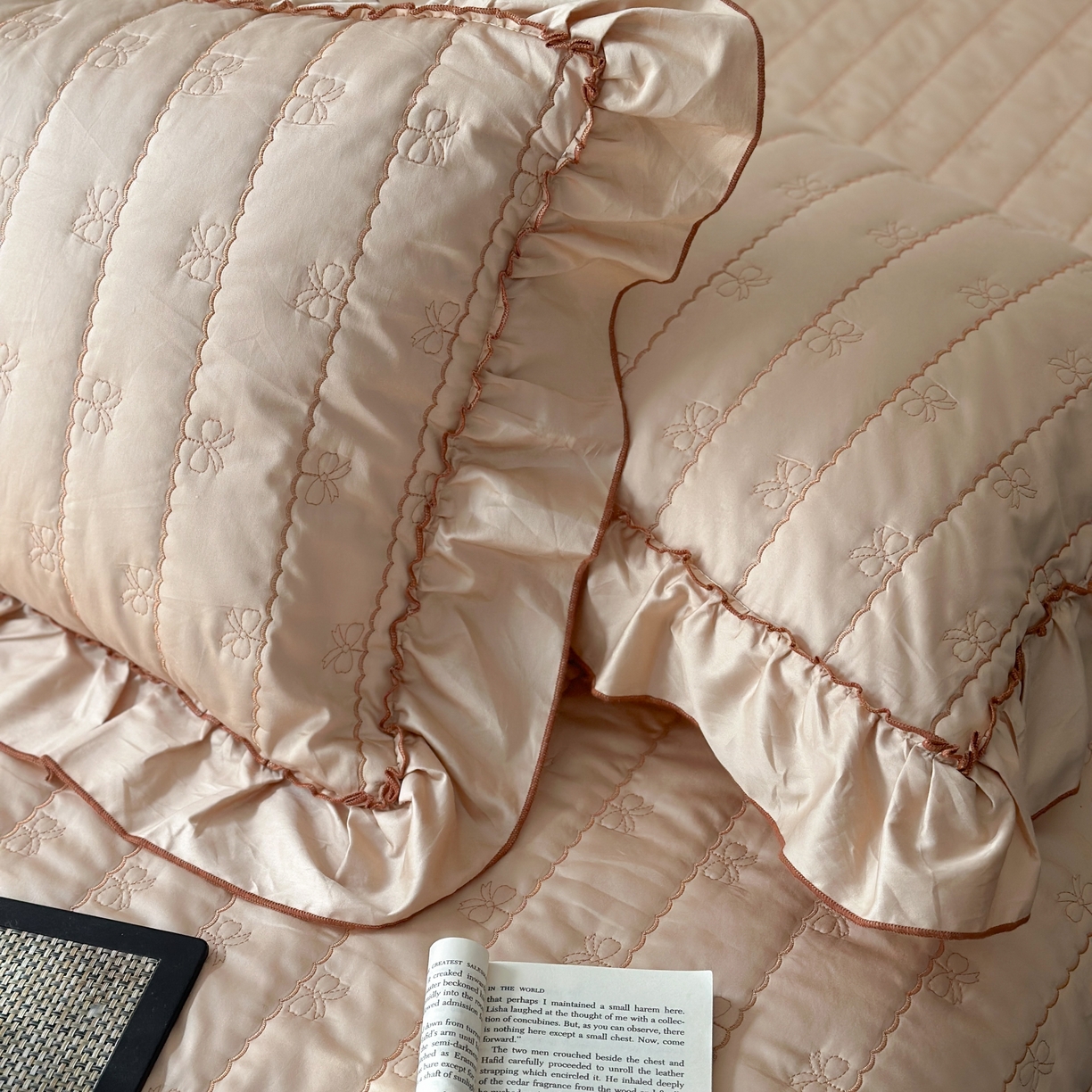 91家纺网 家纺一手货源 找家纺 琳可家居 2026新款60S长绒棉花边床盖A类双面全棉高温水洗-蝶恋系列 蝶恋-卡其