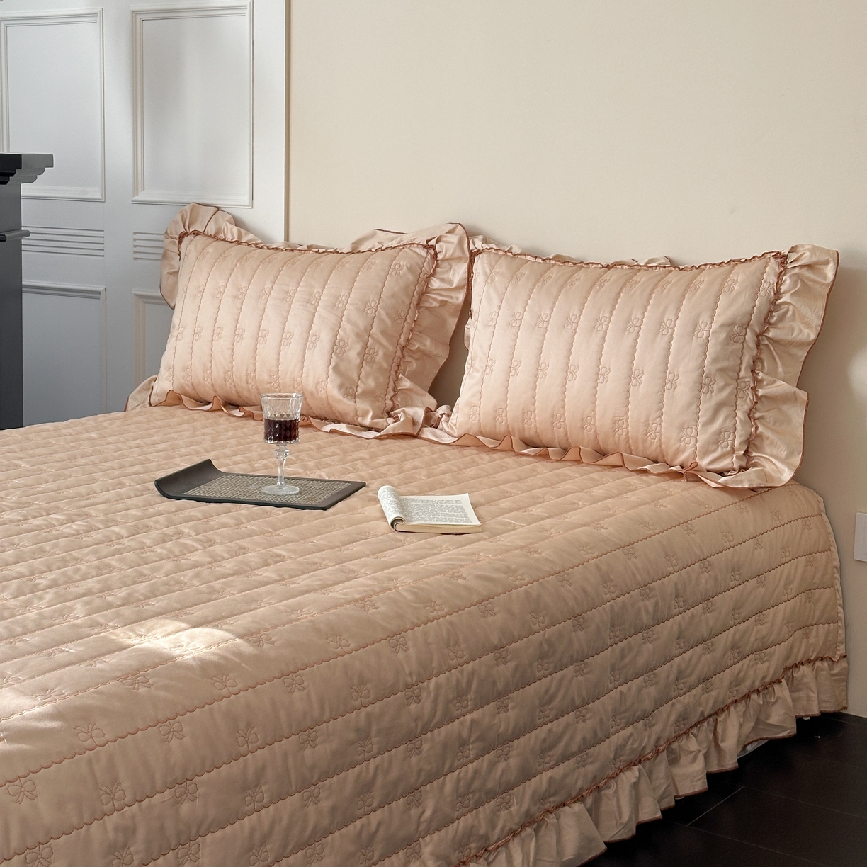 91家纺网 家纺一手货源 找家纺 琳可家居 2026新款60S长绒棉花边床盖A类双面全棉高温水洗-蝶恋系列 蝶恋-卡其